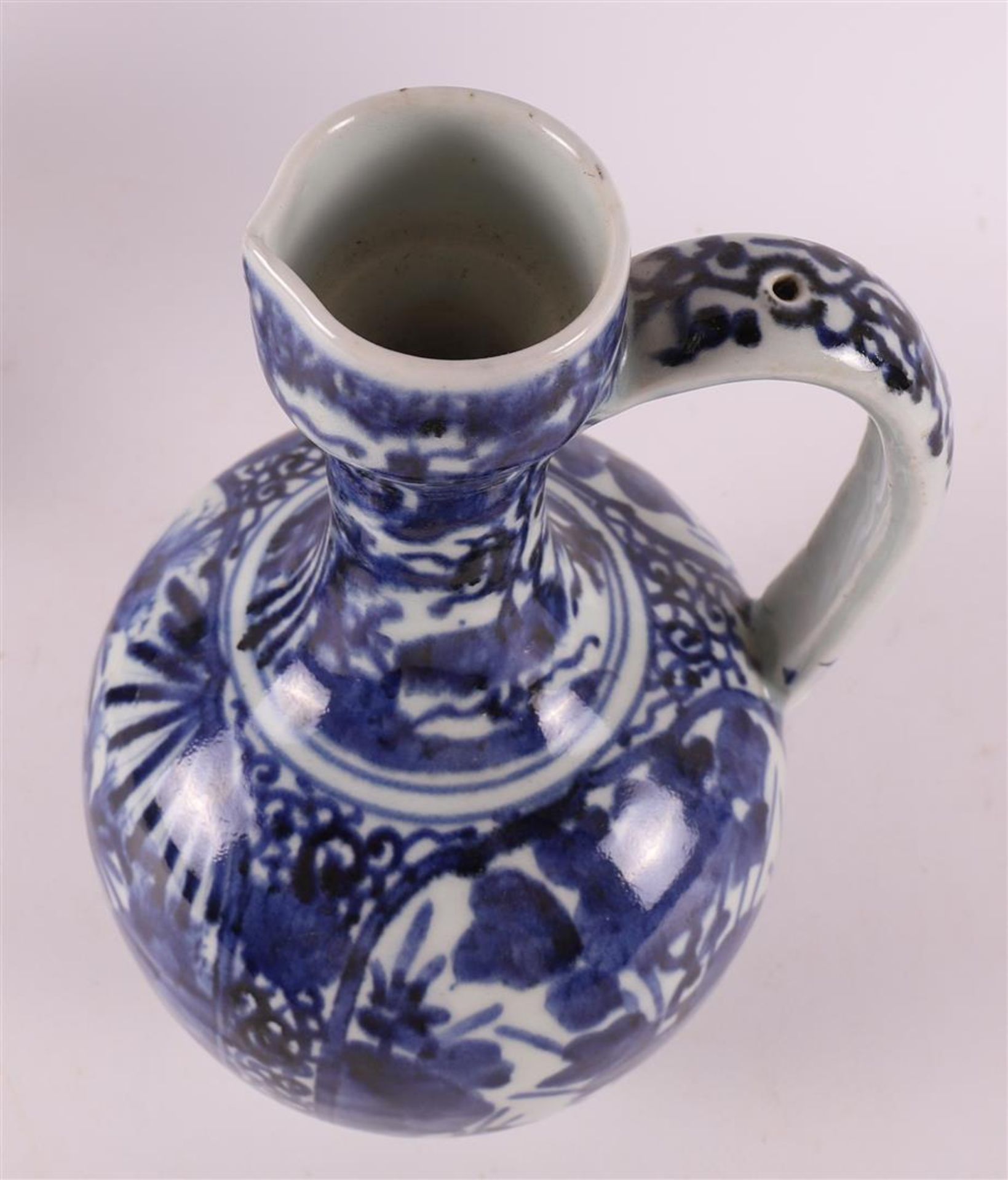 A set of blue/white porcelain jugs, Japan, Arita, 17th century. - Bild 7 aus 17