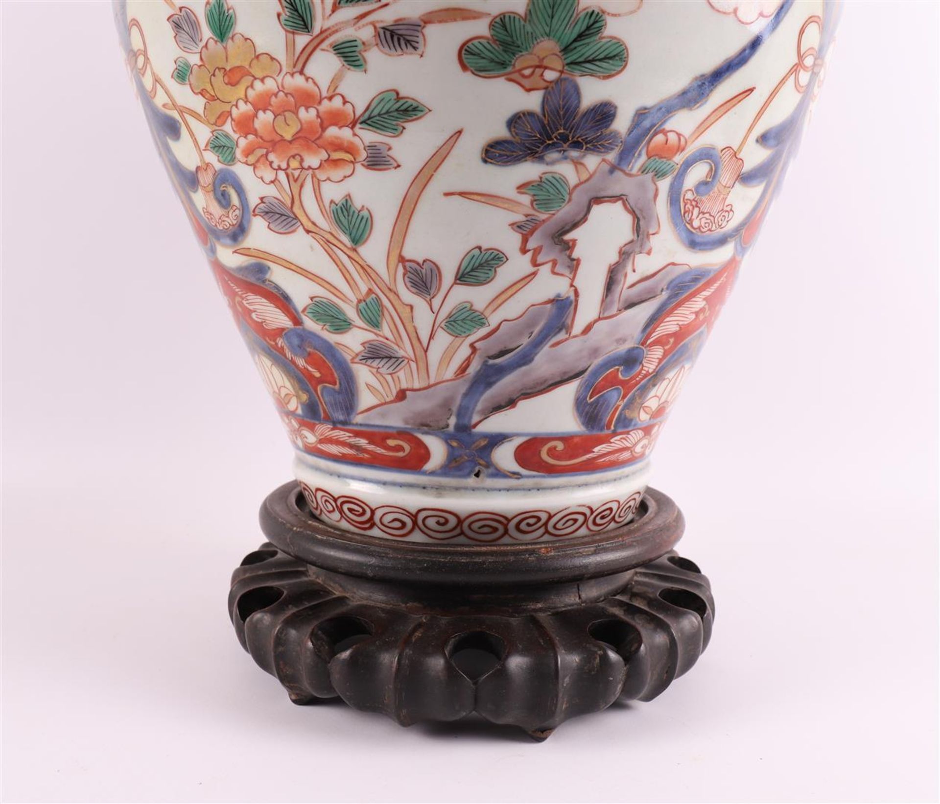 A porcelain Imari vase, Japan, Edo, early 18th century. - Bild 2 aus 11