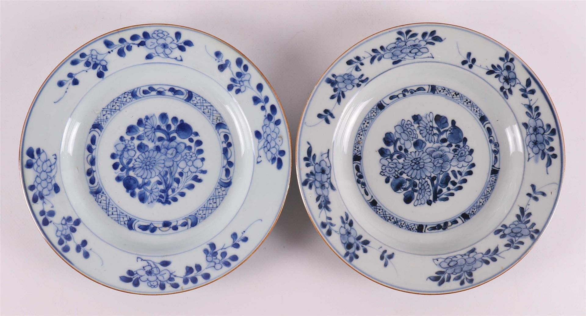 A series of eight blue/white porcelain plates, China, Qianlong, 18th century. - Bild 5 aus 16