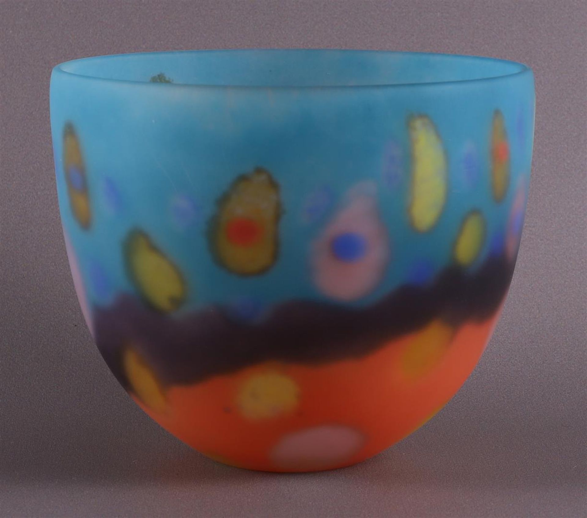 A freely blown polychrome glass vase 'Bowl zone-blue', Pauline Solven. - Image 2 of 8