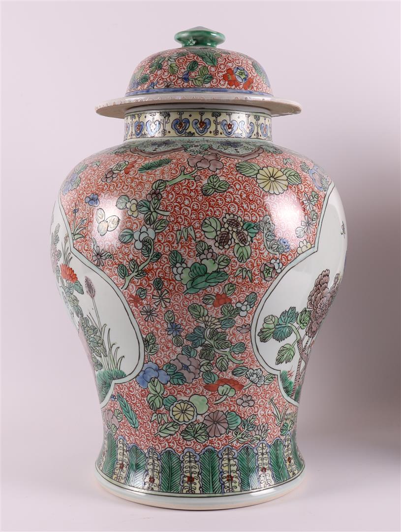 A pair of baluster-shaped famille verte covered vases, China, 20th/21st century. - Image 5 of 24