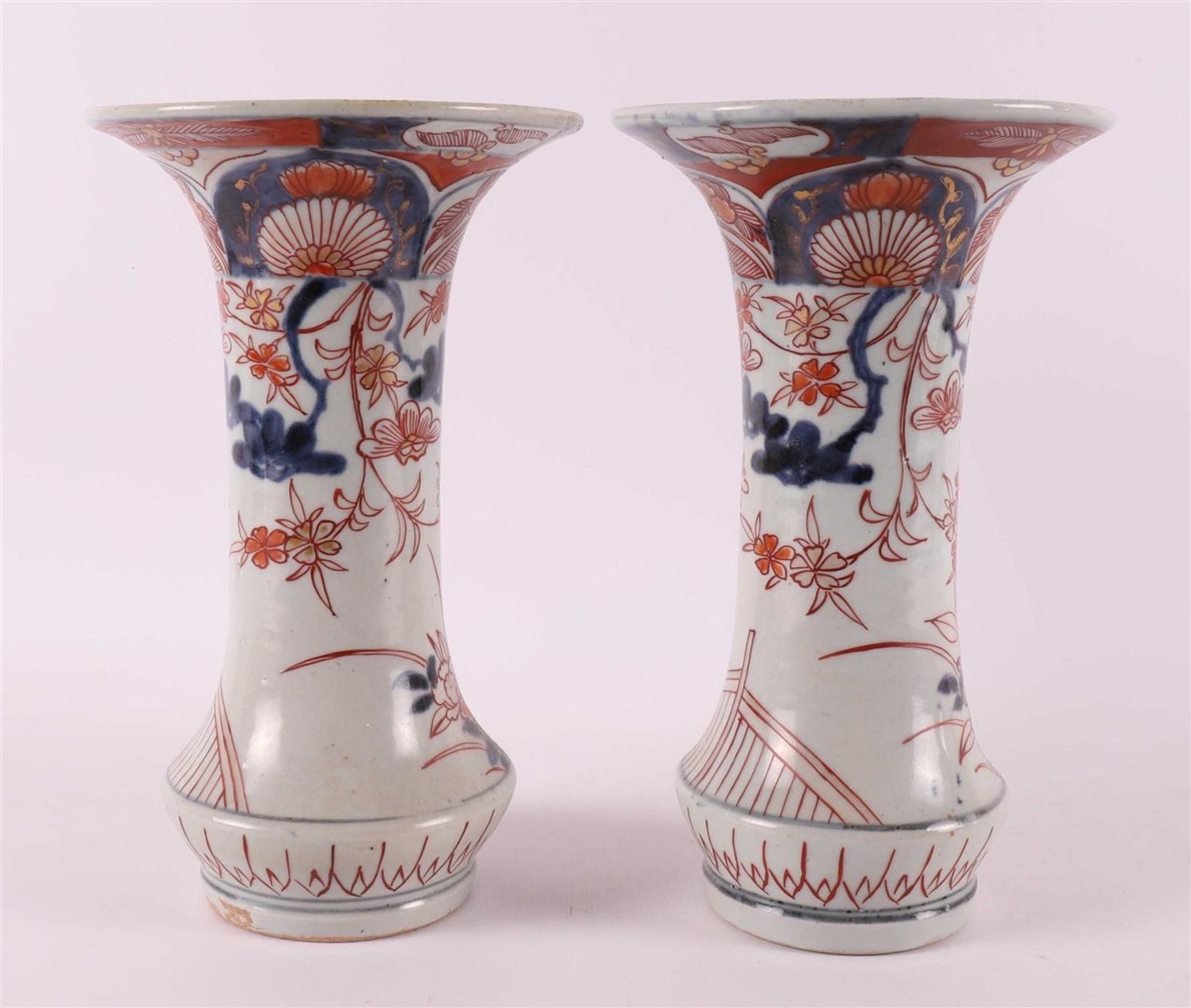 A five-piece porcelain Imari cabinet set, Japan, Edo, around 1700. - Image 17 of 20