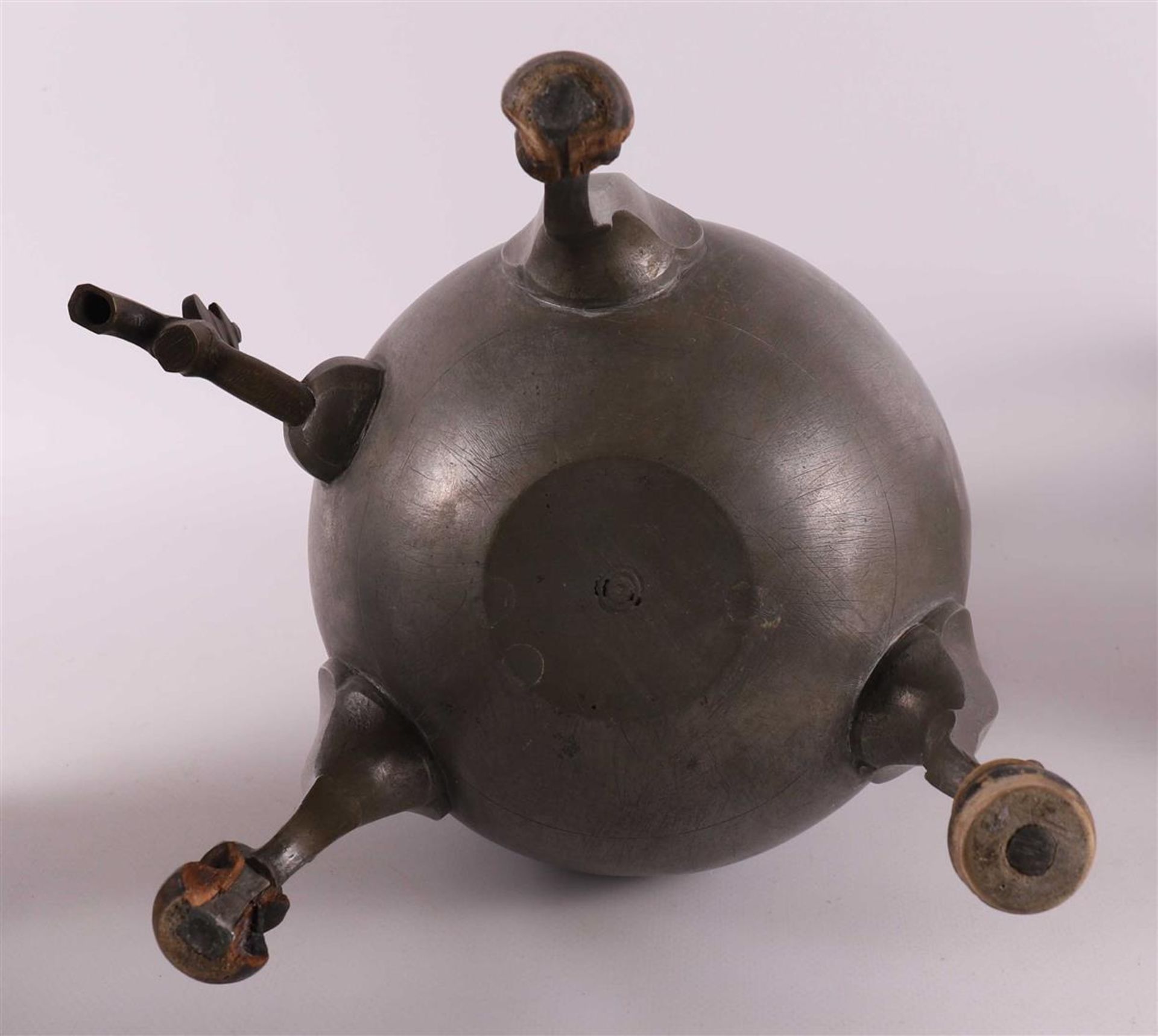 A lot of various tin, including tap jug and lid jug, 18th/19th century. - Bild 5 aus 8