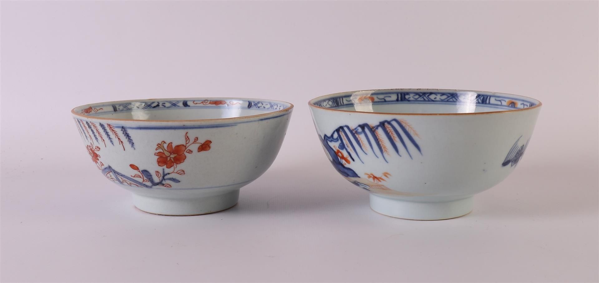 A set of porcelain Chinese Imari bowls on a stand, China, Qianlong, 18th century - Bild 2 aus 10