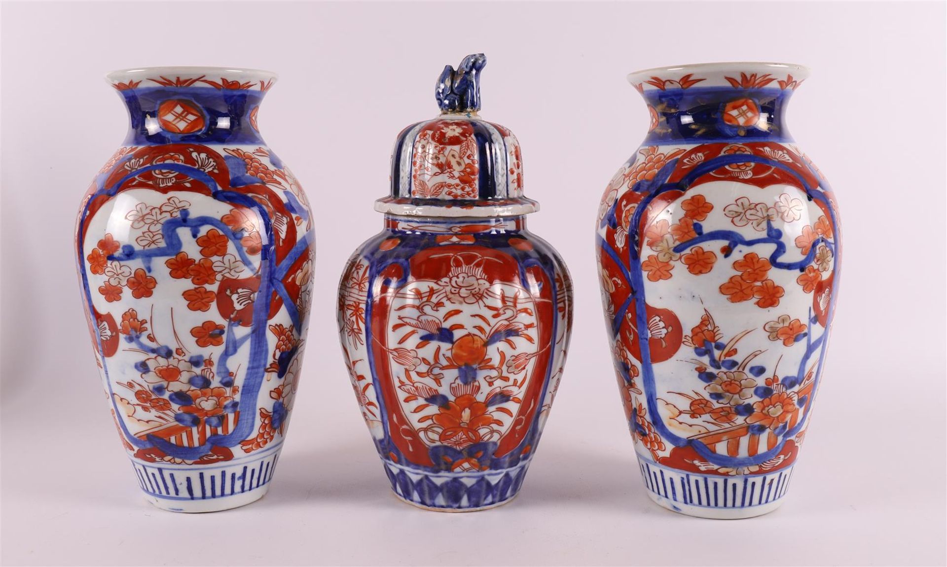 An Imari lidded jar and a pair of Imari vases, floral decor, all Japan, 1900 - Image 5 of 14