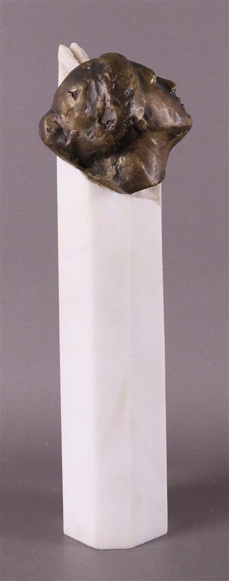 A bronze female head on a white marble column, signed 'Kphtikos X - '89 - Image 2 of 5