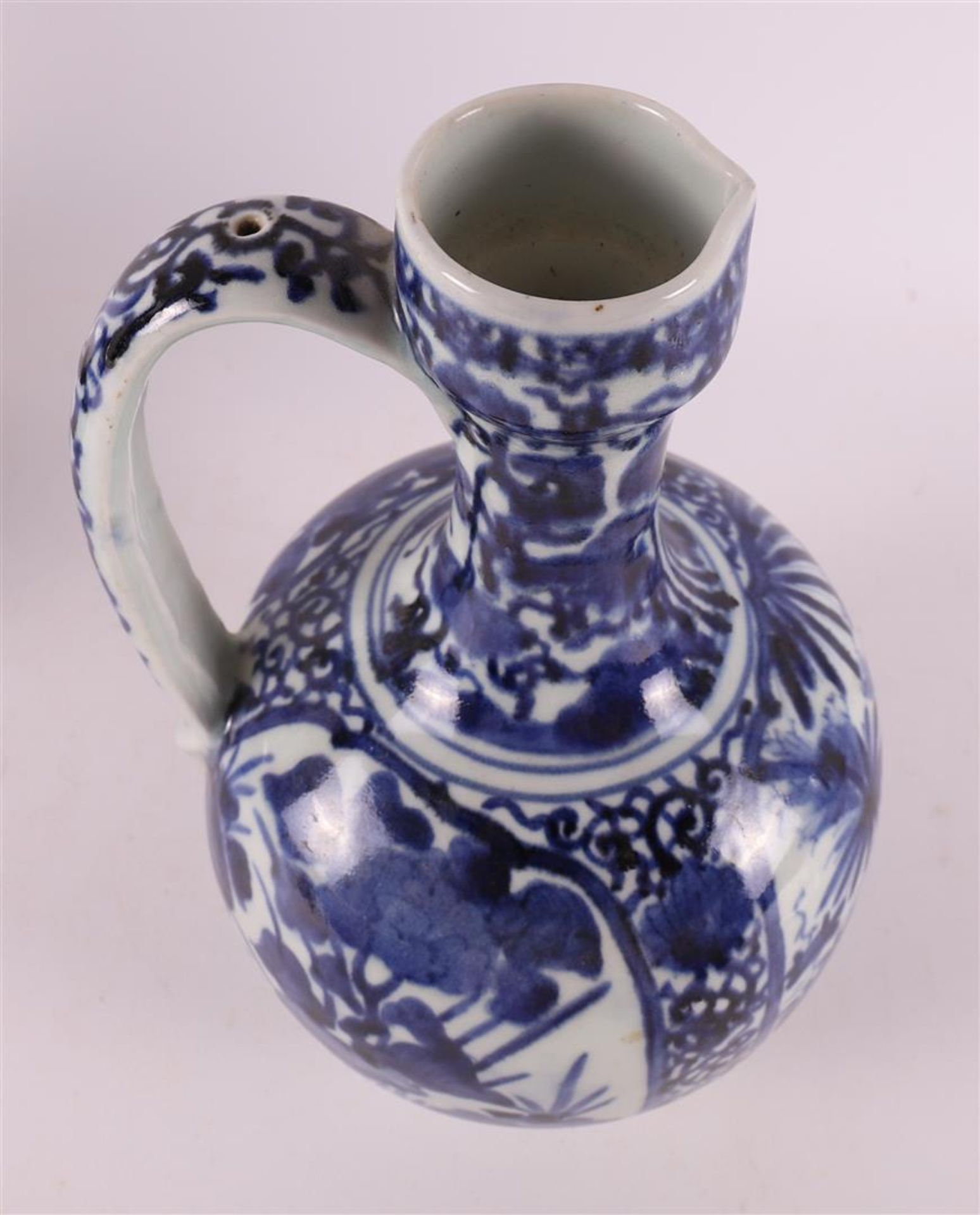A set of blue/white porcelain jugs, Japan, Arita, 17th century. - Bild 8 aus 17