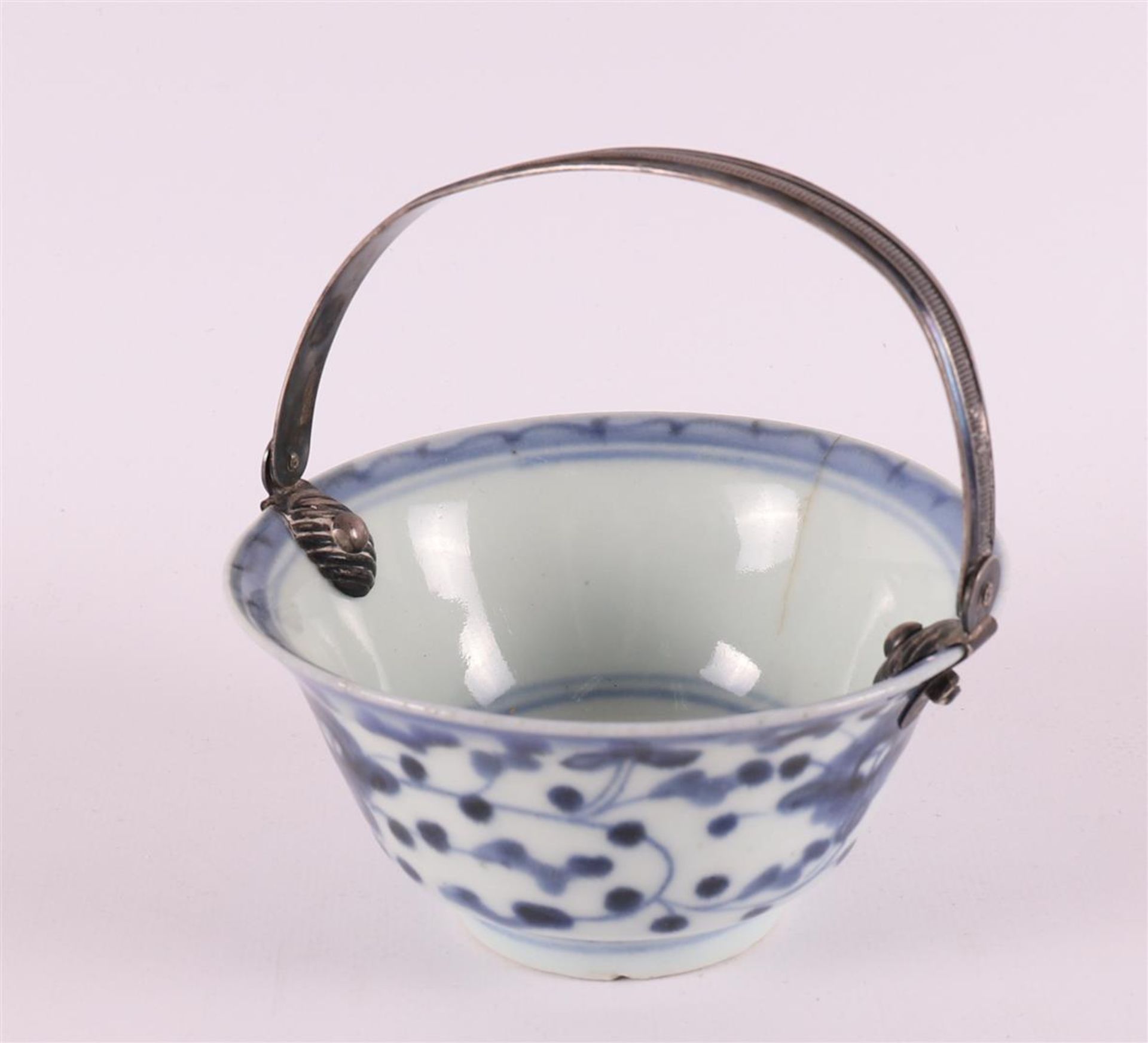 A rectangular blue/white porcelain assiette, China, Qianlong 18th century. - Image 7 of 12