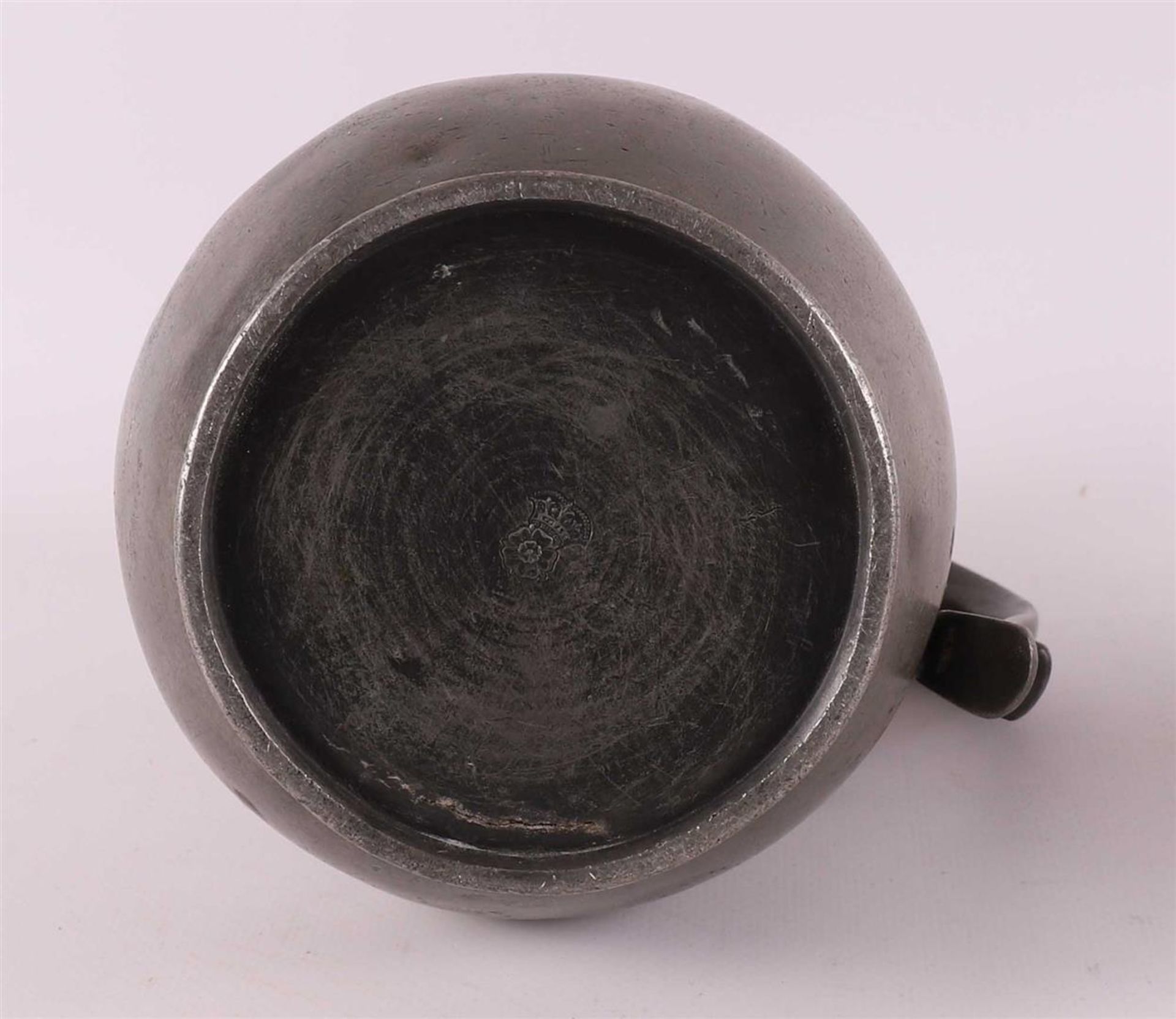 A lot of various tin, including tap jug and lid jug, 18th/19th century. - Bild 8 aus 8