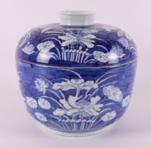 A blue/white porcelain lidded jar, China, 20th/21st century.