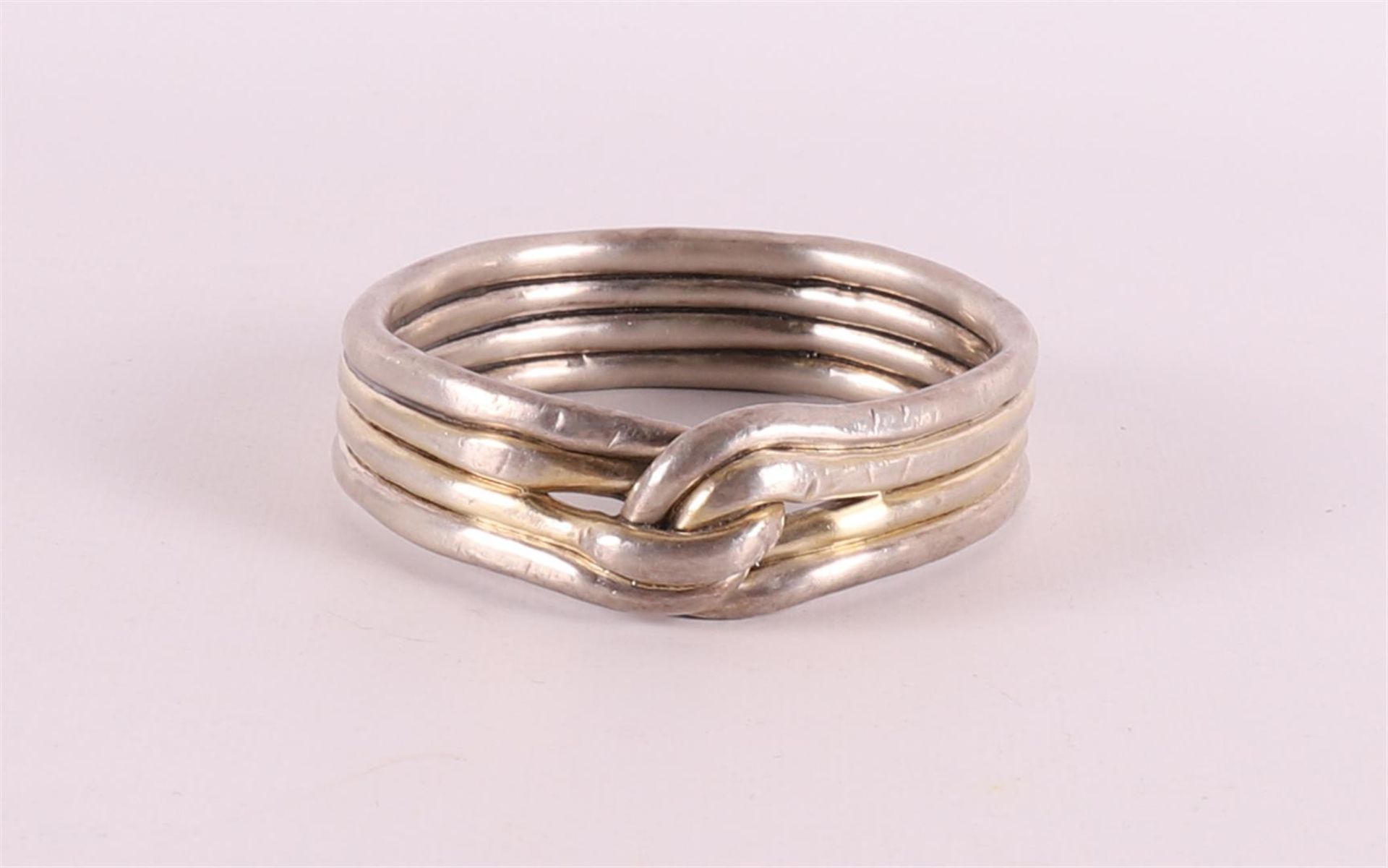 A silver stiff bracelet with infinity knot, Israel 20th century. - Bild 2 aus 3