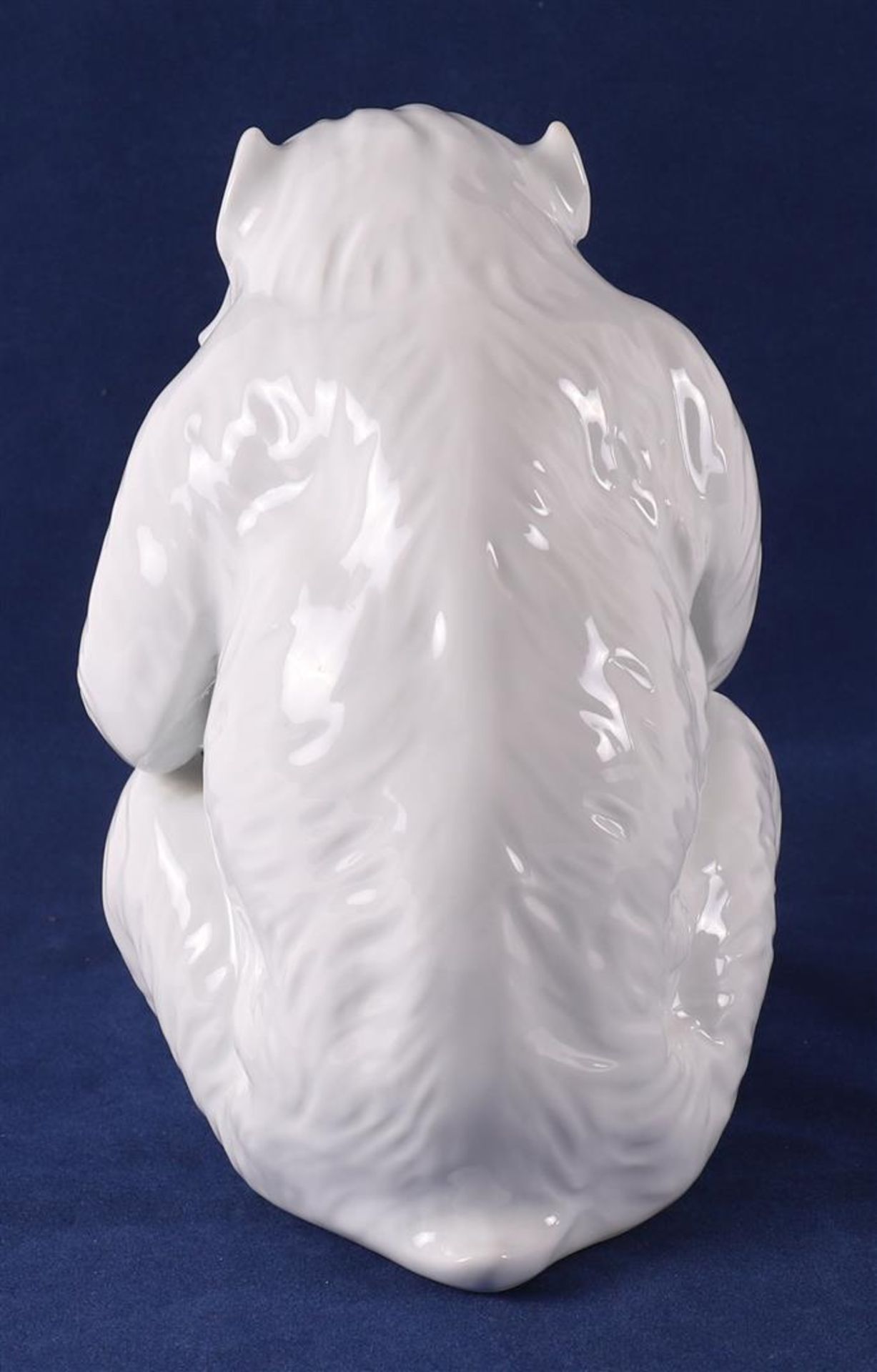 A white glazed porcelain flea monkey with young, Germany, 20th century. - Image 3 of 5