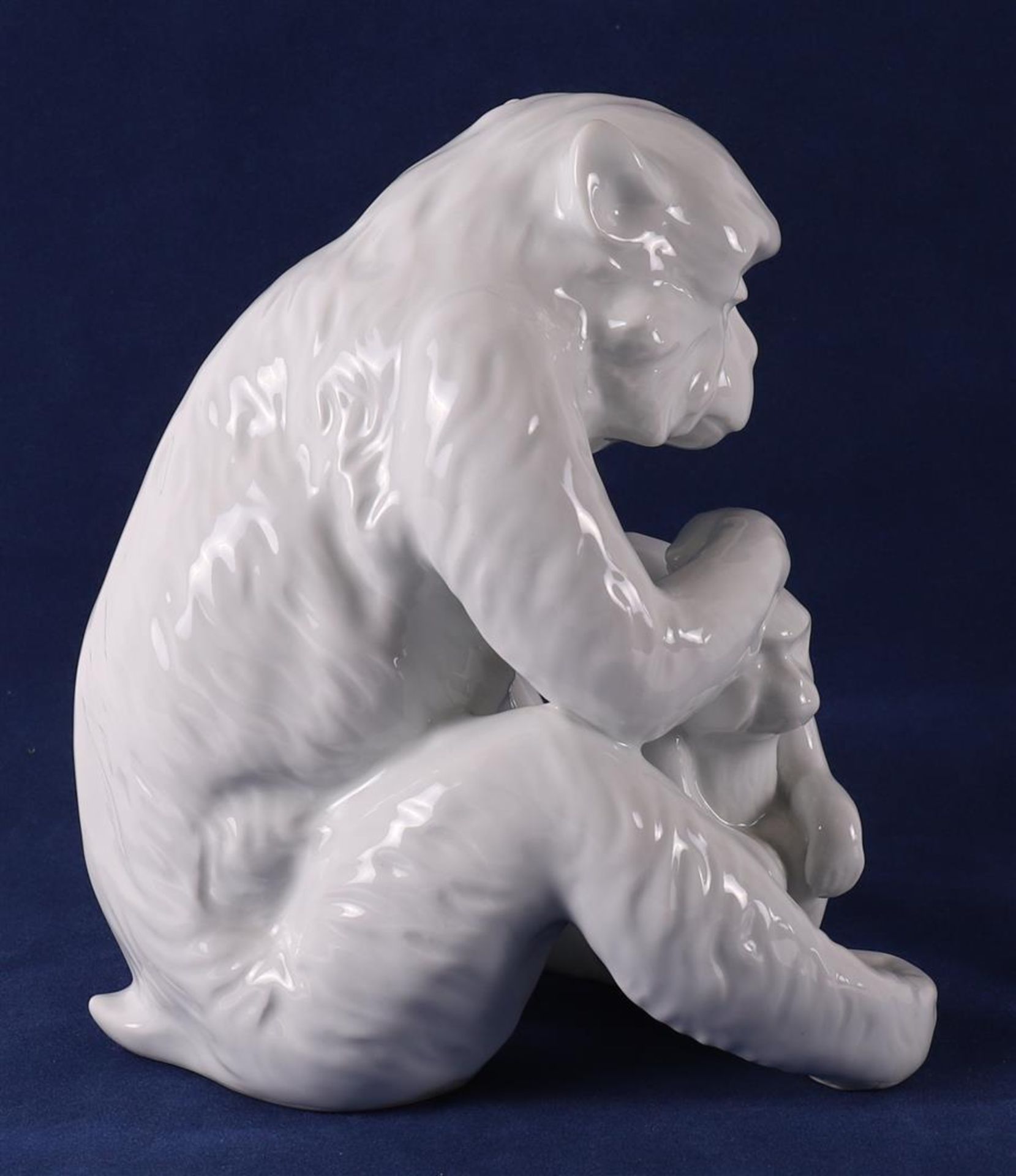 A white glazed porcelain flea monkey with young, Germany, 20th century. - Image 2 of 5