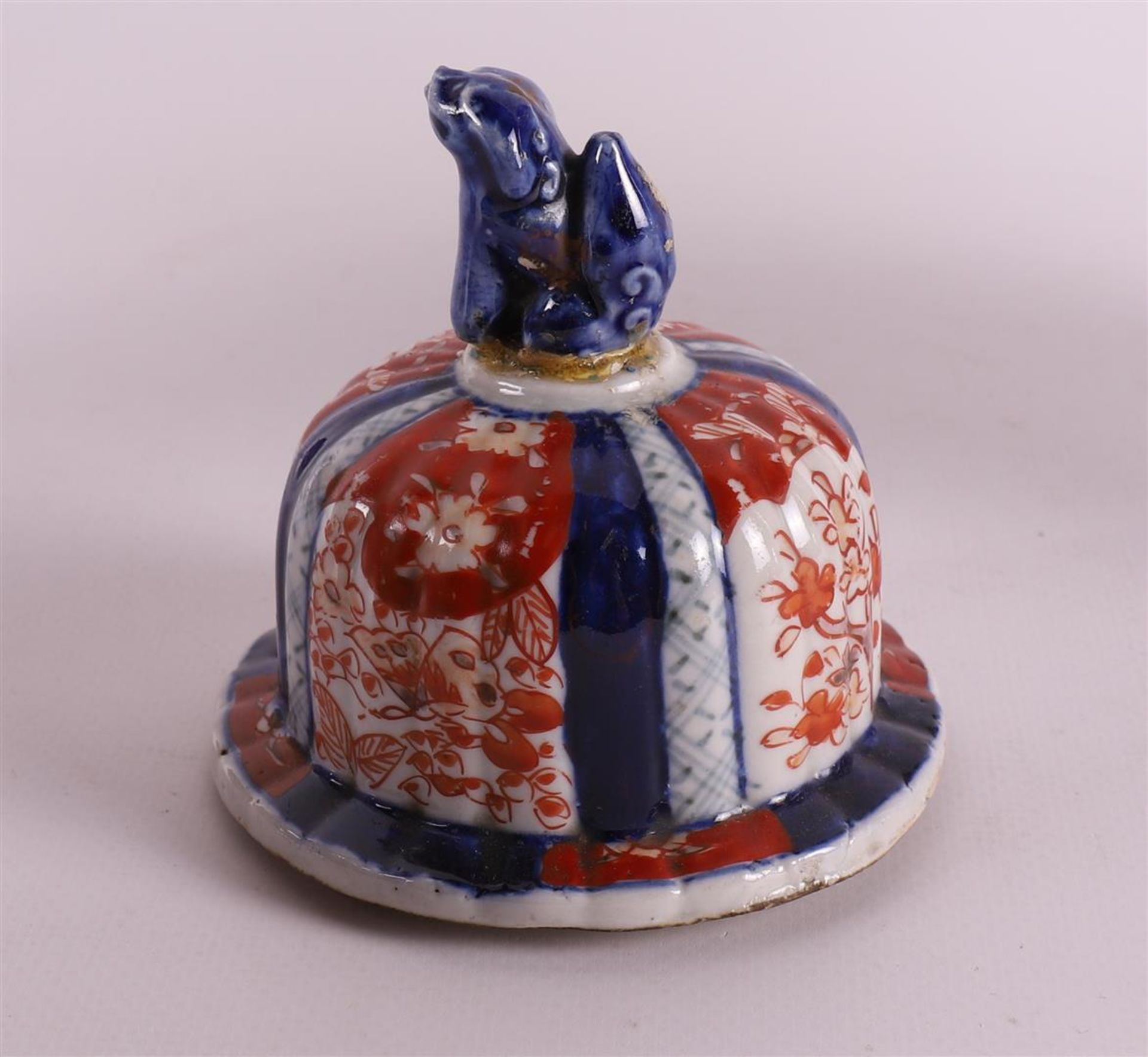 An Imari lidded jar and a pair of Imari vases, floral decor, all Japan, 1900 - Image 9 of 14