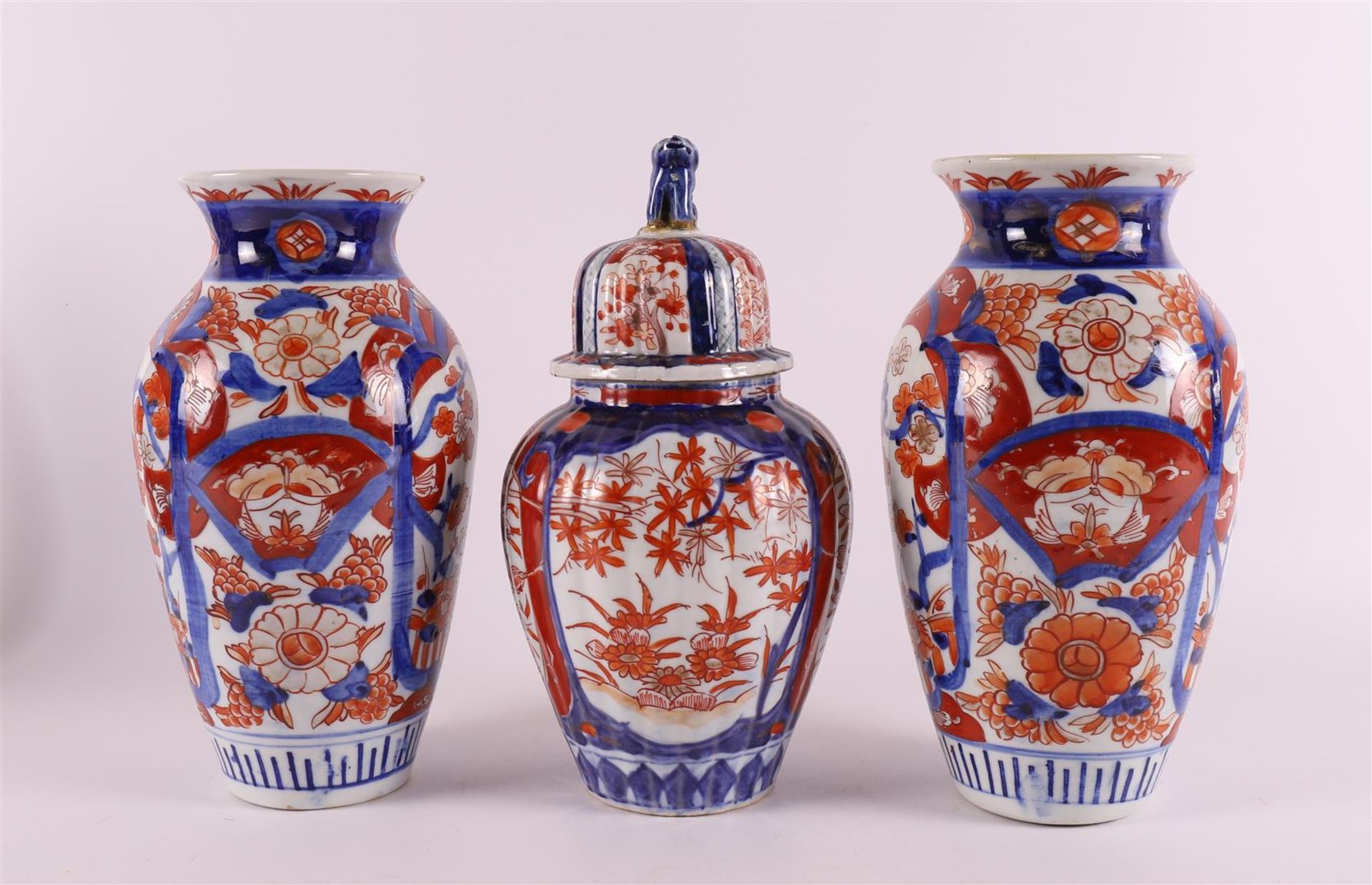 An Imari lidded jar and a pair of Imari vases, floral decor, all Japan, 1900 - Image 6 of 14