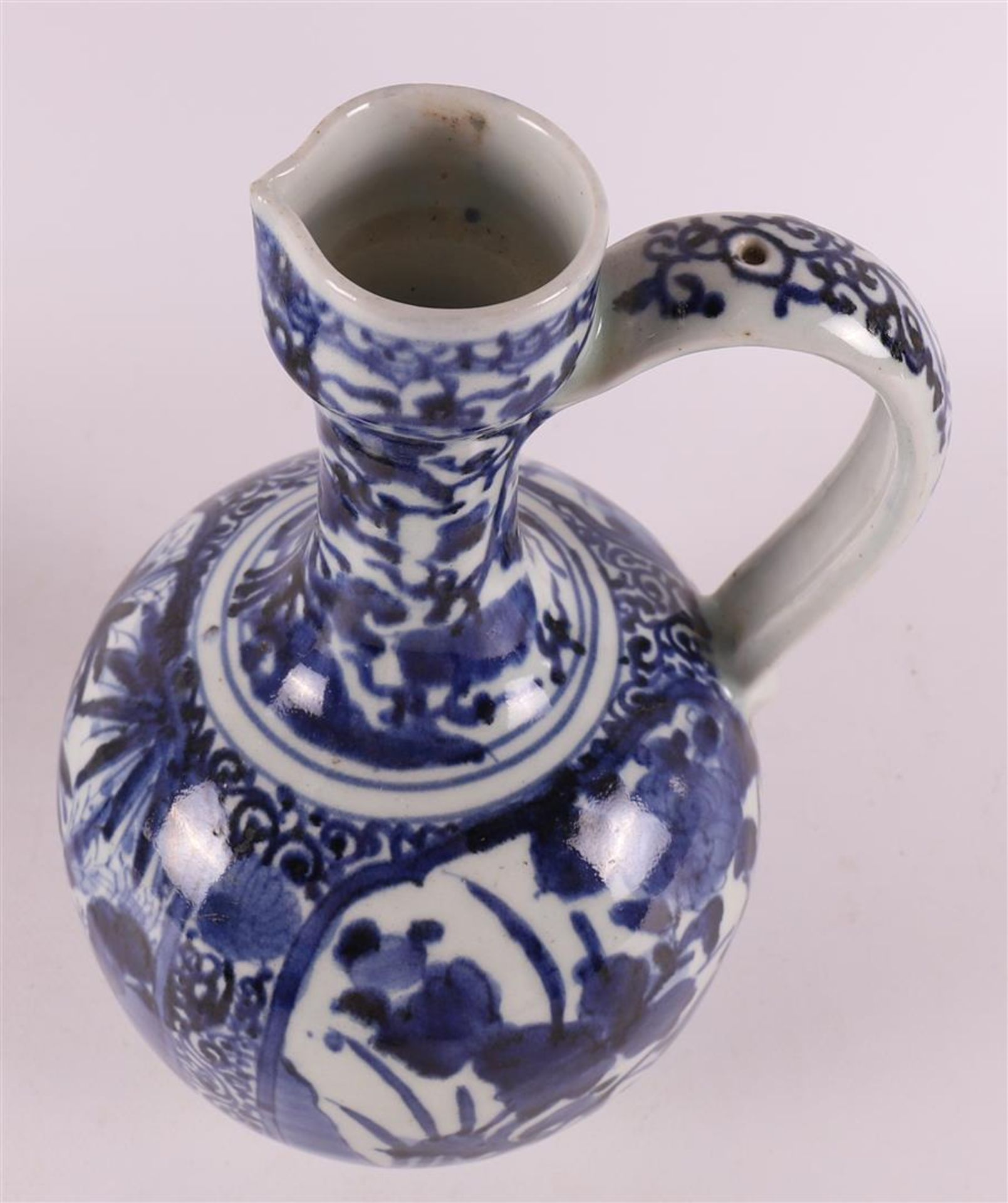 A set of blue/white porcelain jugs, Japan, Arita, 17th century. - Bild 15 aus 17