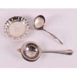 A lot of silver consisting of: cream spoon, tea strainer and drip tray, 19th/20t