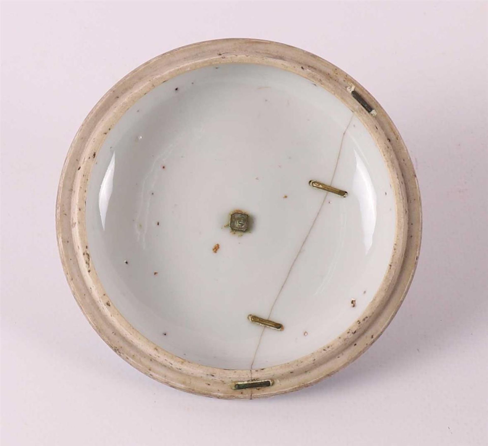 A porcelain Chinese Imari chamber pot, so-called night mirror, with lid, China,  - Bild 9 aus 12