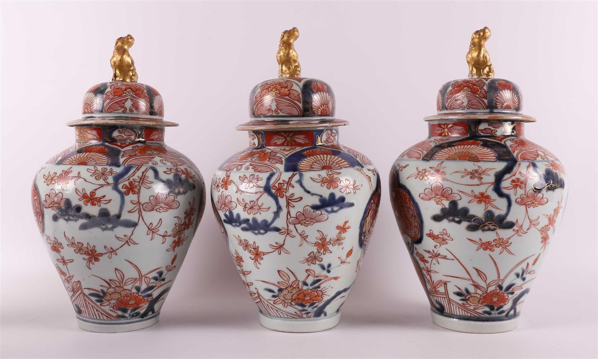 A five-piece porcelain Imari cabinet set, Japan, Edo, around 1700. - Image 6 of 20