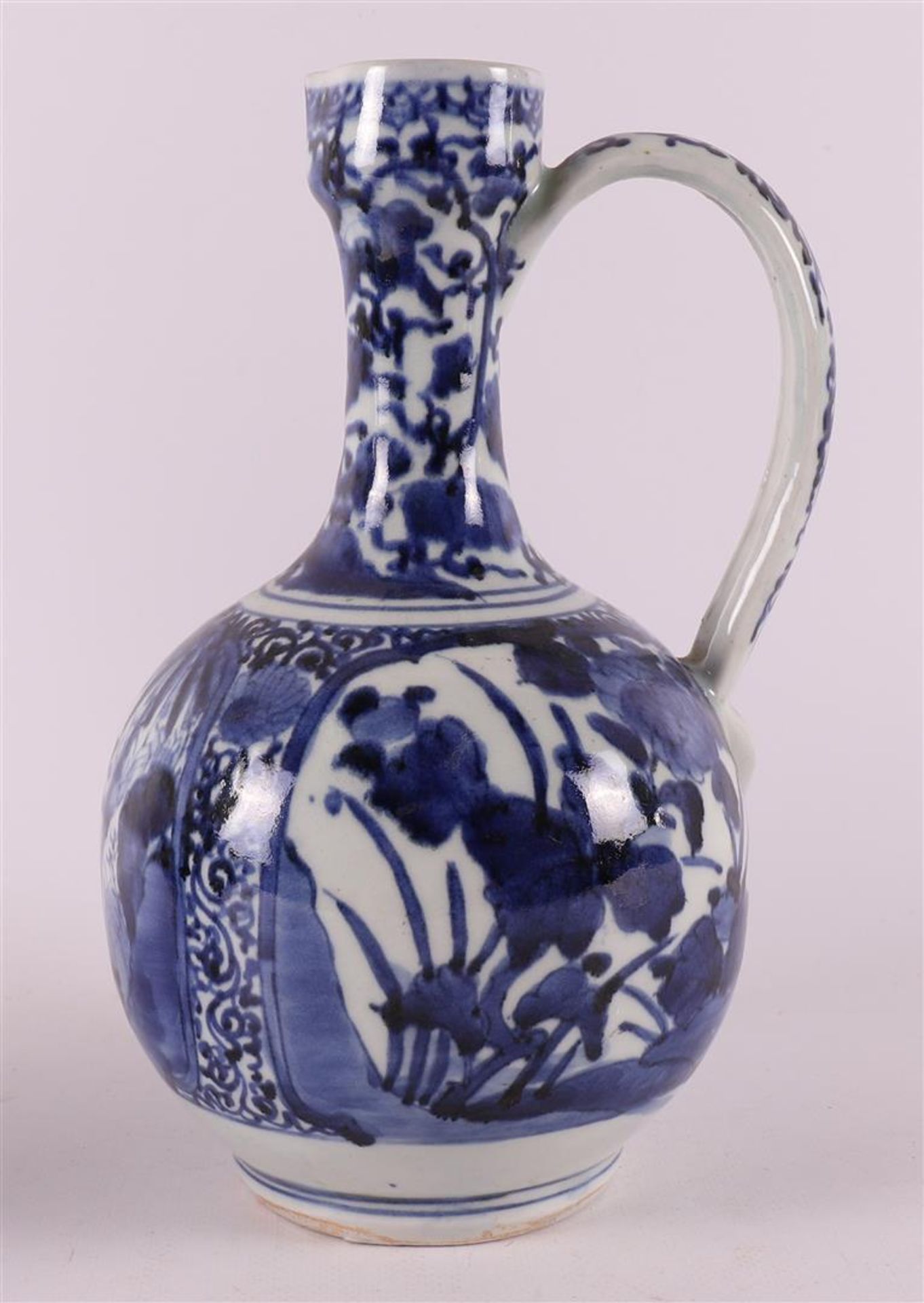 A set of blue/white porcelain jugs, Japan, Arita, 17th century. - Bild 10 aus 17