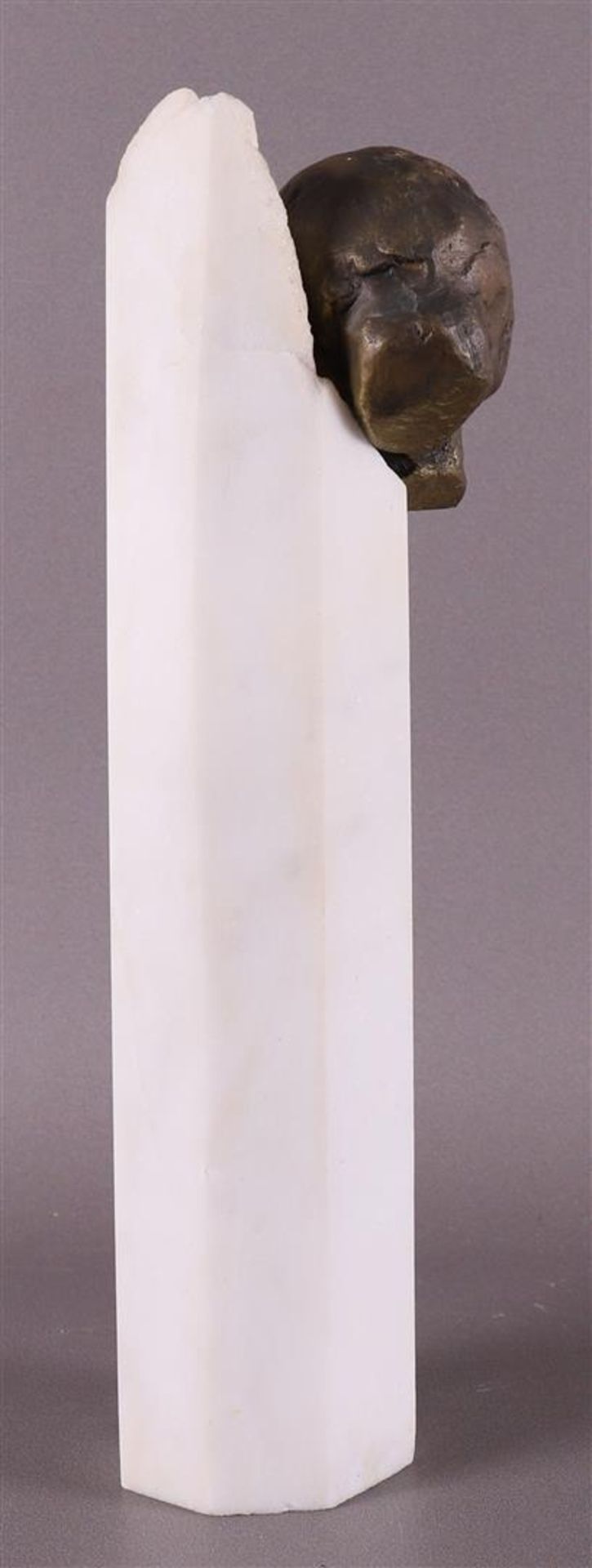 A bronze female head on a white marble column, signed 'Kphtikos X - '89 - Image 3 of 5