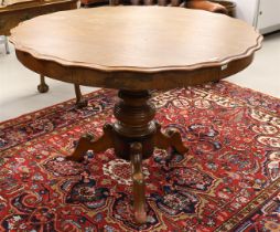 A round mahogany dining room table, Holland, Willem III, 19th century.