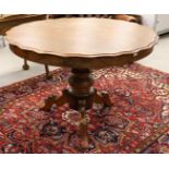 A round mahogany dining room table, Holland, Willem III, 19th century.