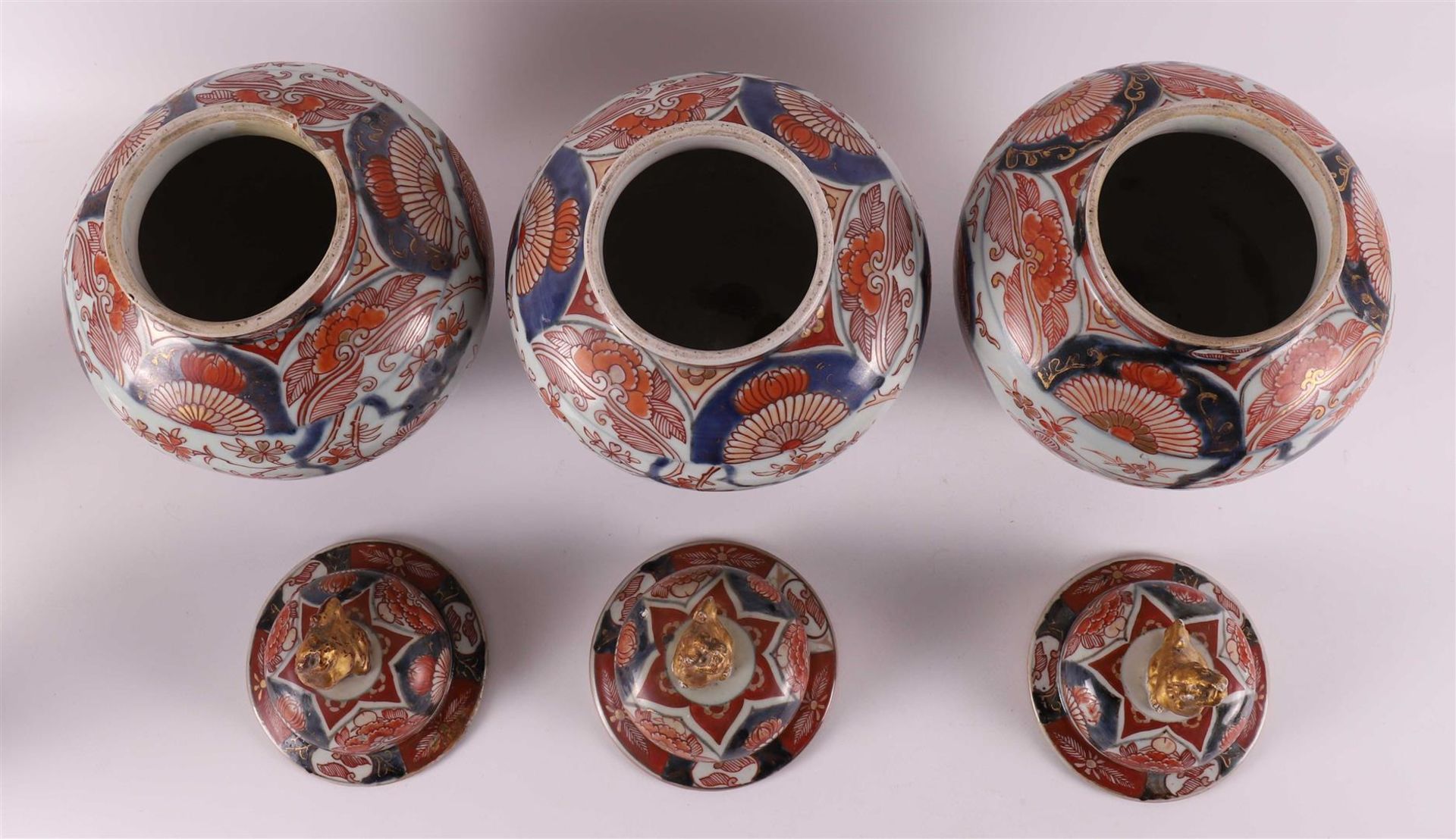 A five-piece porcelain Imari cabinet set, Japan, Edo, around 1700. - Image 7 of 20