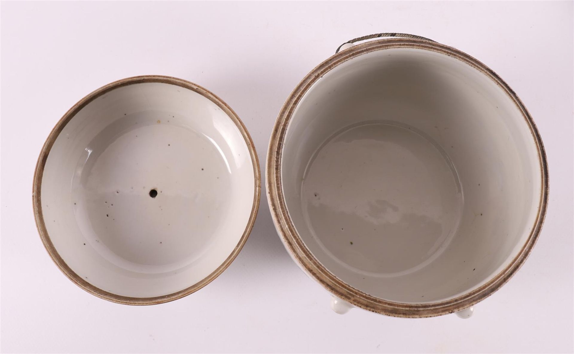 A porcelain lidded jar, China, 20th century. - Bild 6 aus 11