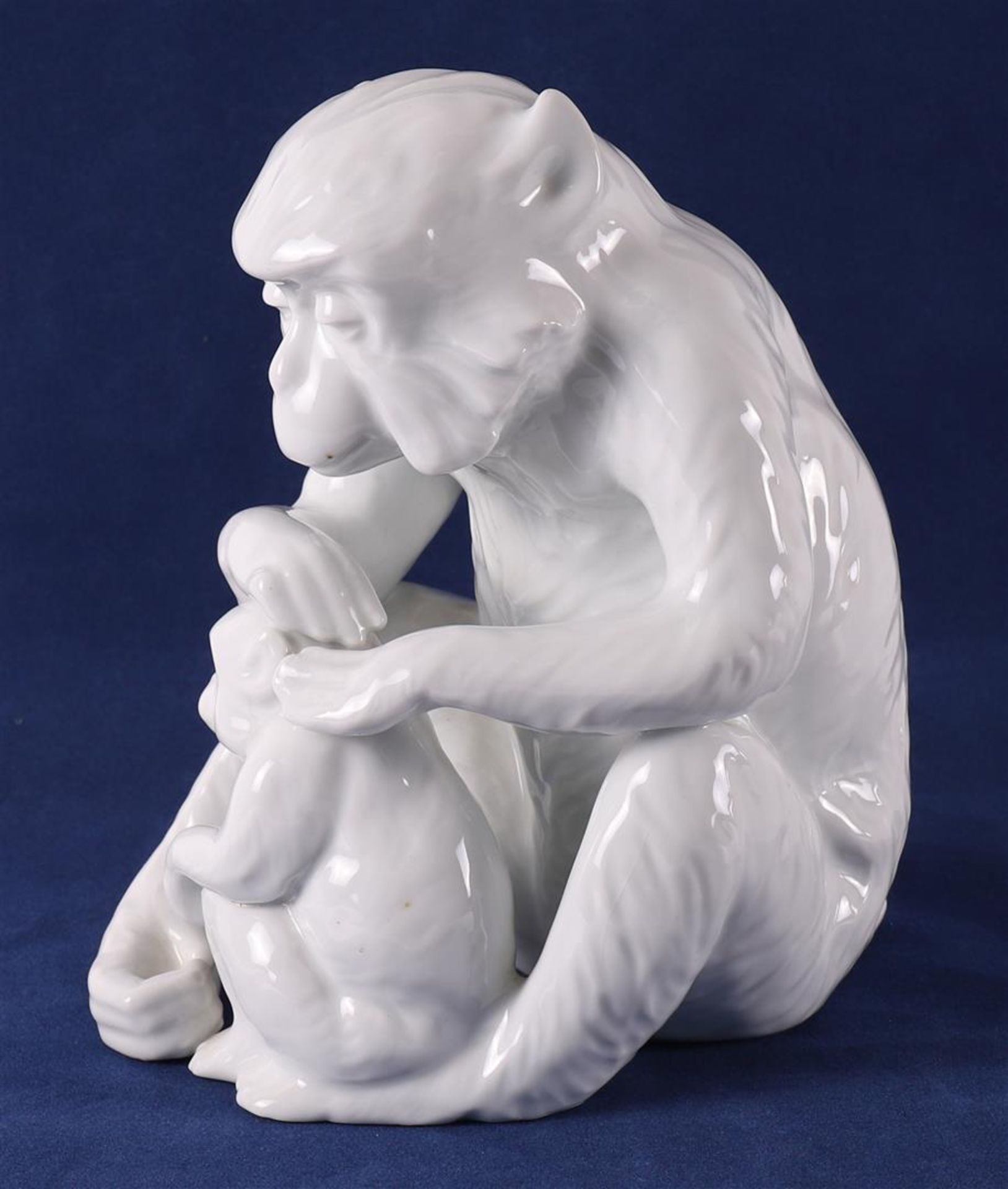 A white glazed porcelain flea monkey with young, Germany, 20th century. - Image 4 of 5