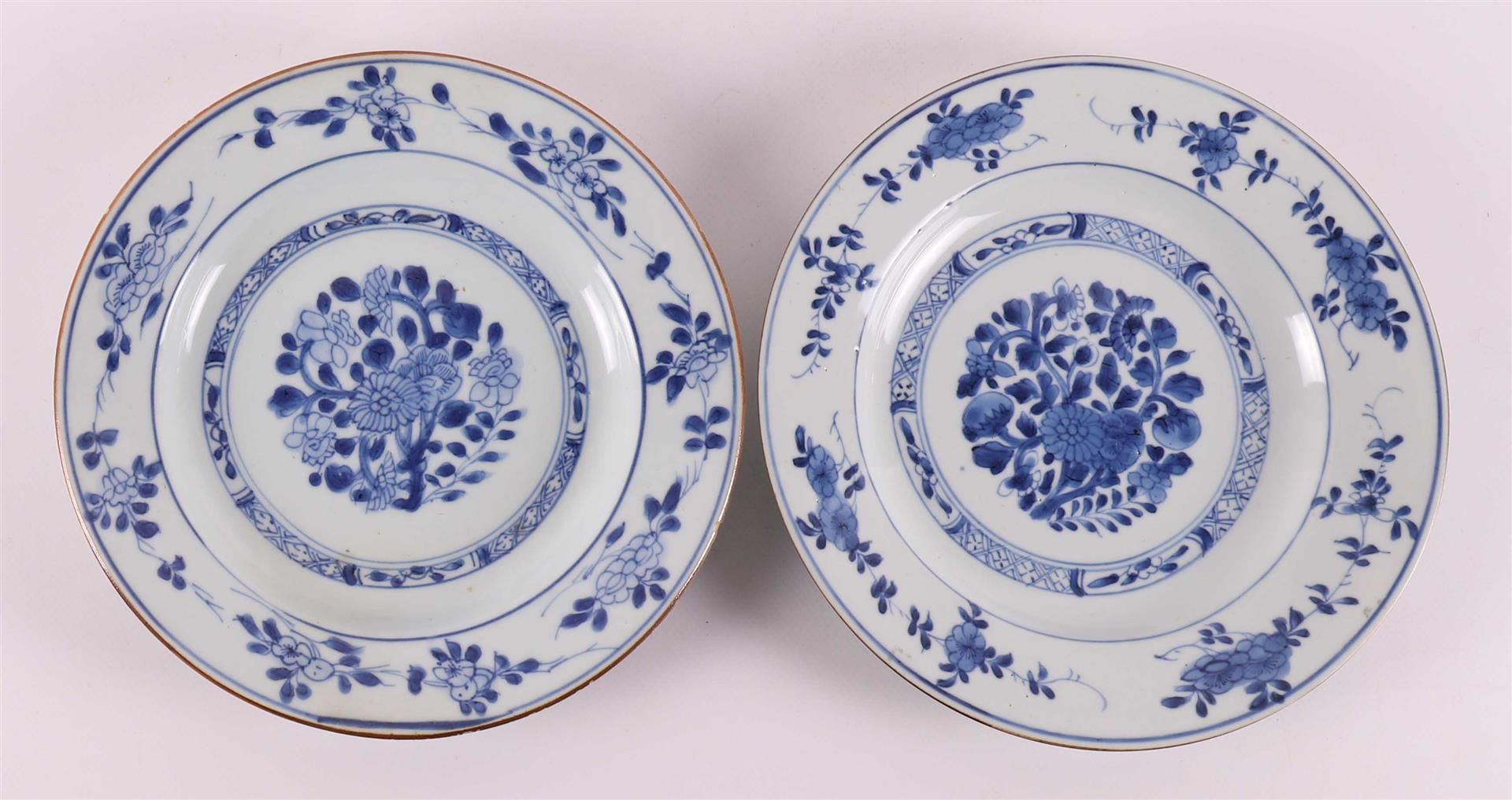 A series of eight blue/white porcelain plates, China, Qianlong, 18th century. - Bild 13 aus 16