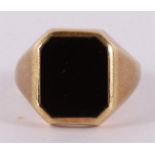 A 14 kt 585/1000 yellow gold men's signet ring, set with onyx.