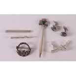 A lot of various silver, including brooch, cufflinks and tie pins, 20th century.