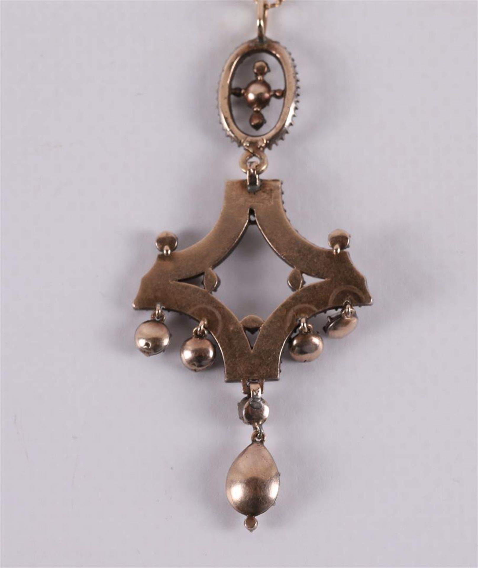 A silver-on-gold pedant with pearshape cut diamond on a necklace - Bild 3 aus 3