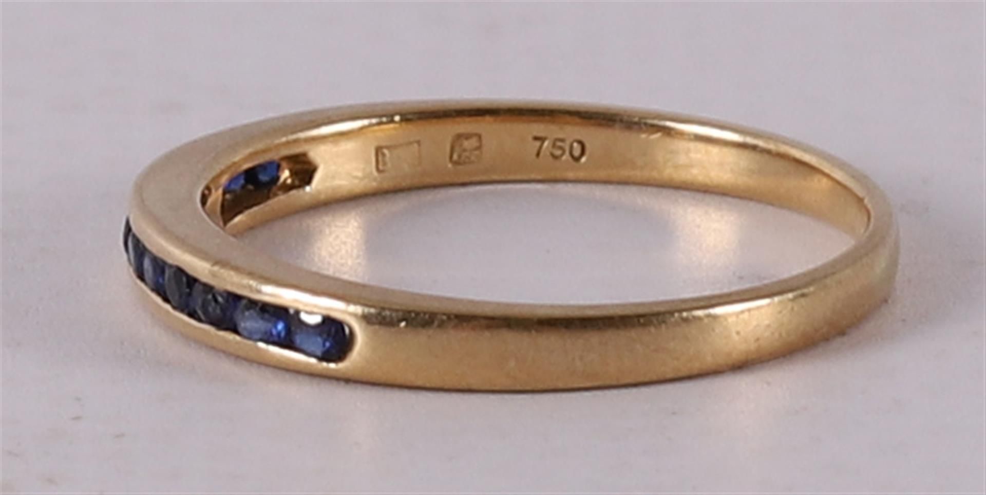 An 18 kt gold row ring with 12 facet cut blue sapphires - Bild 2 aus 2