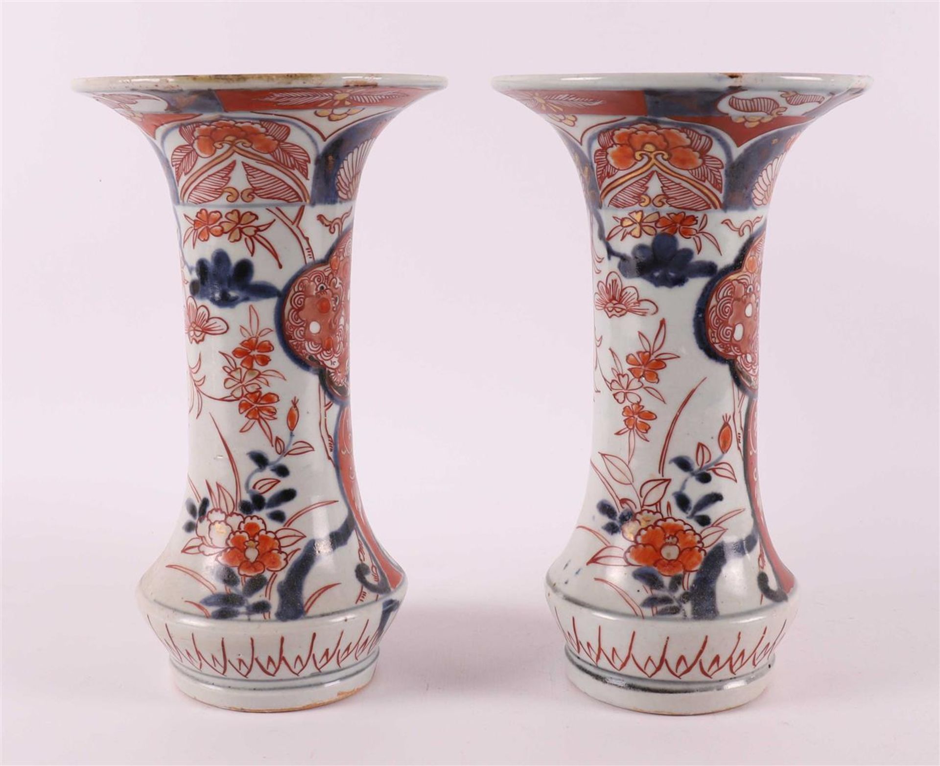 A five-piece porcelain Imari cabinet set, Japan, Edo, around 1700. - Image 18 of 20