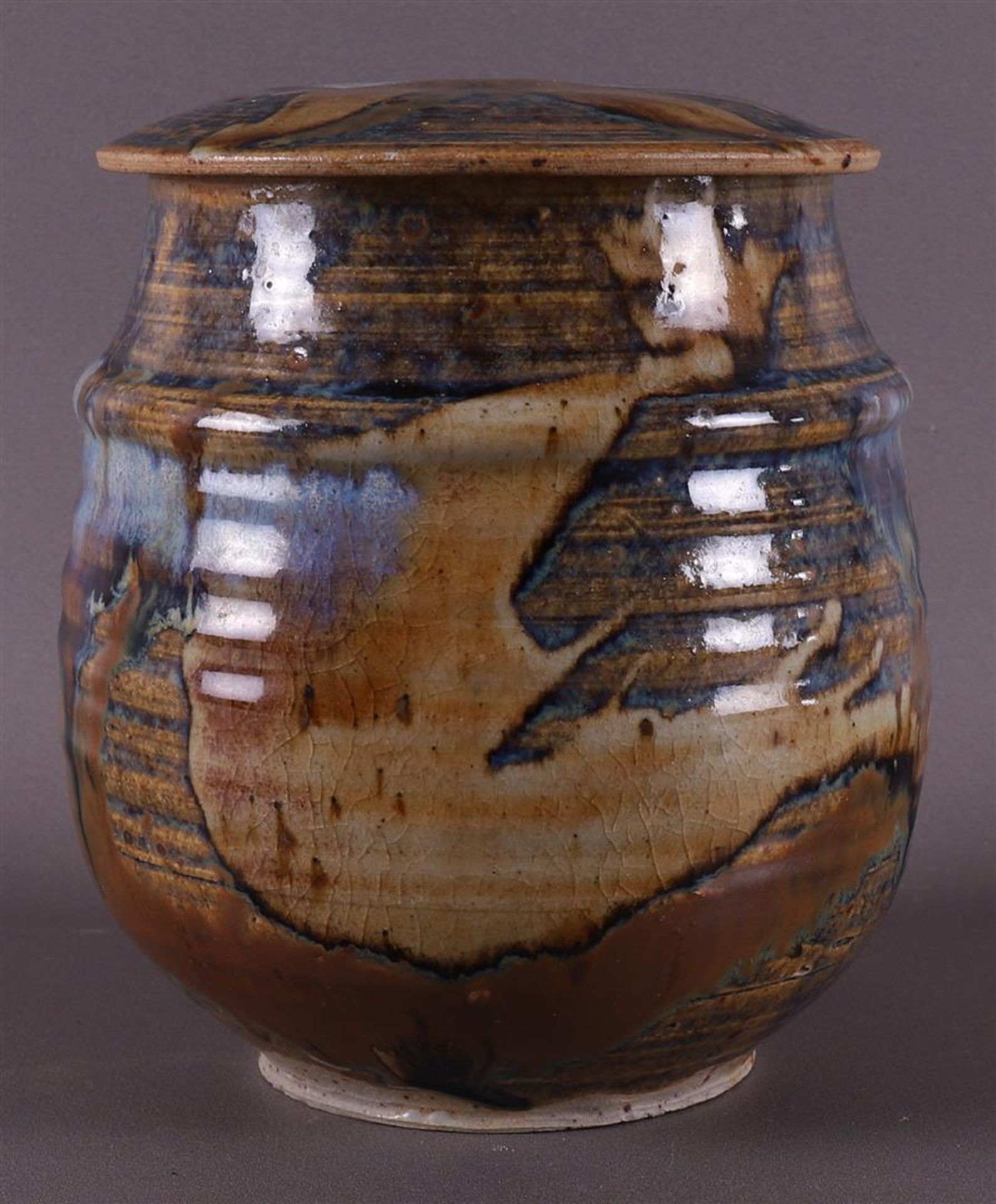 A brown and blue glazed earthenware lidded jar, Han Boerrichter (1935) - Bild 2 aus 5
