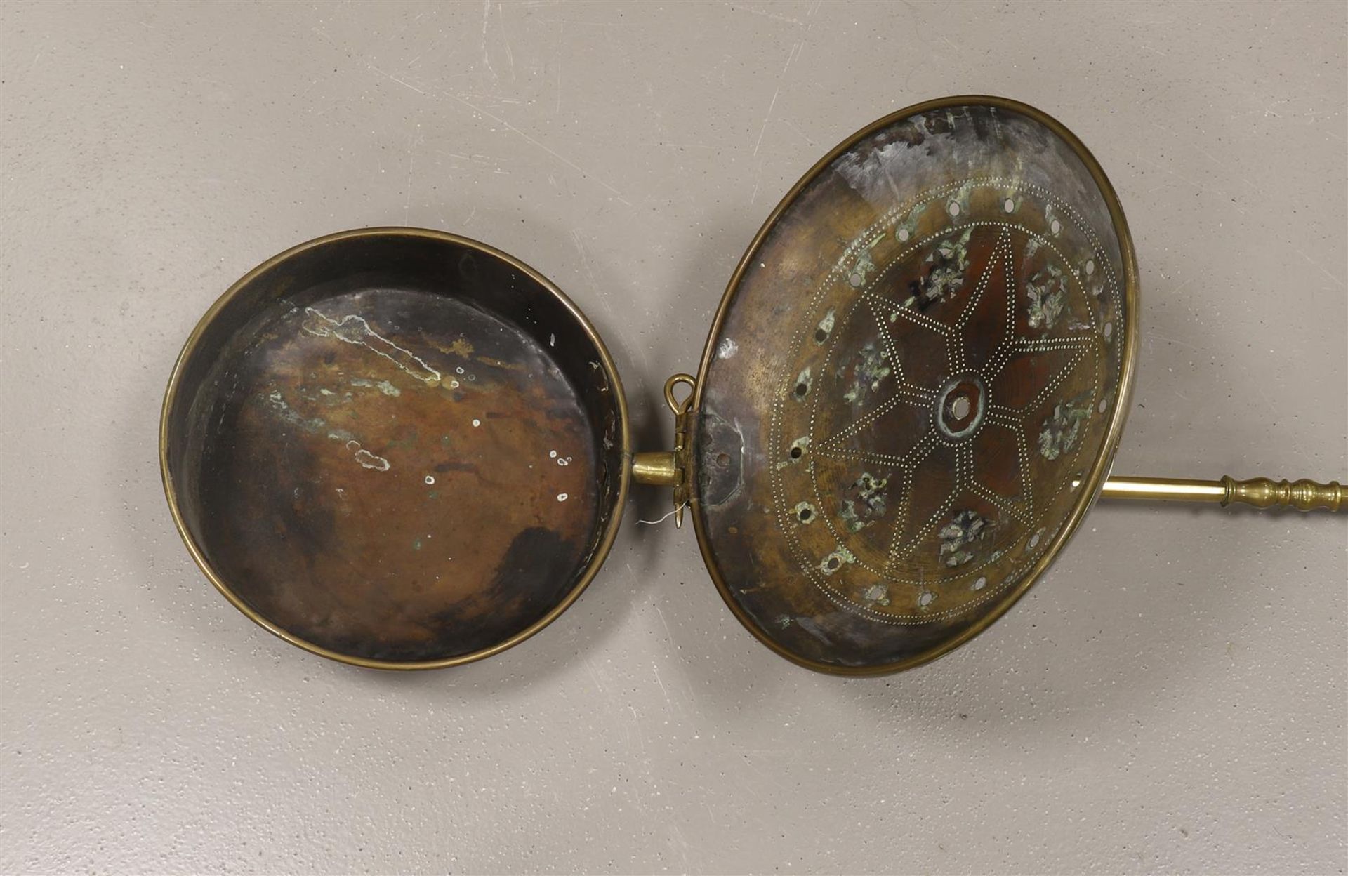 A copper/brass bedpan, 19th century. - Image 2 of 2