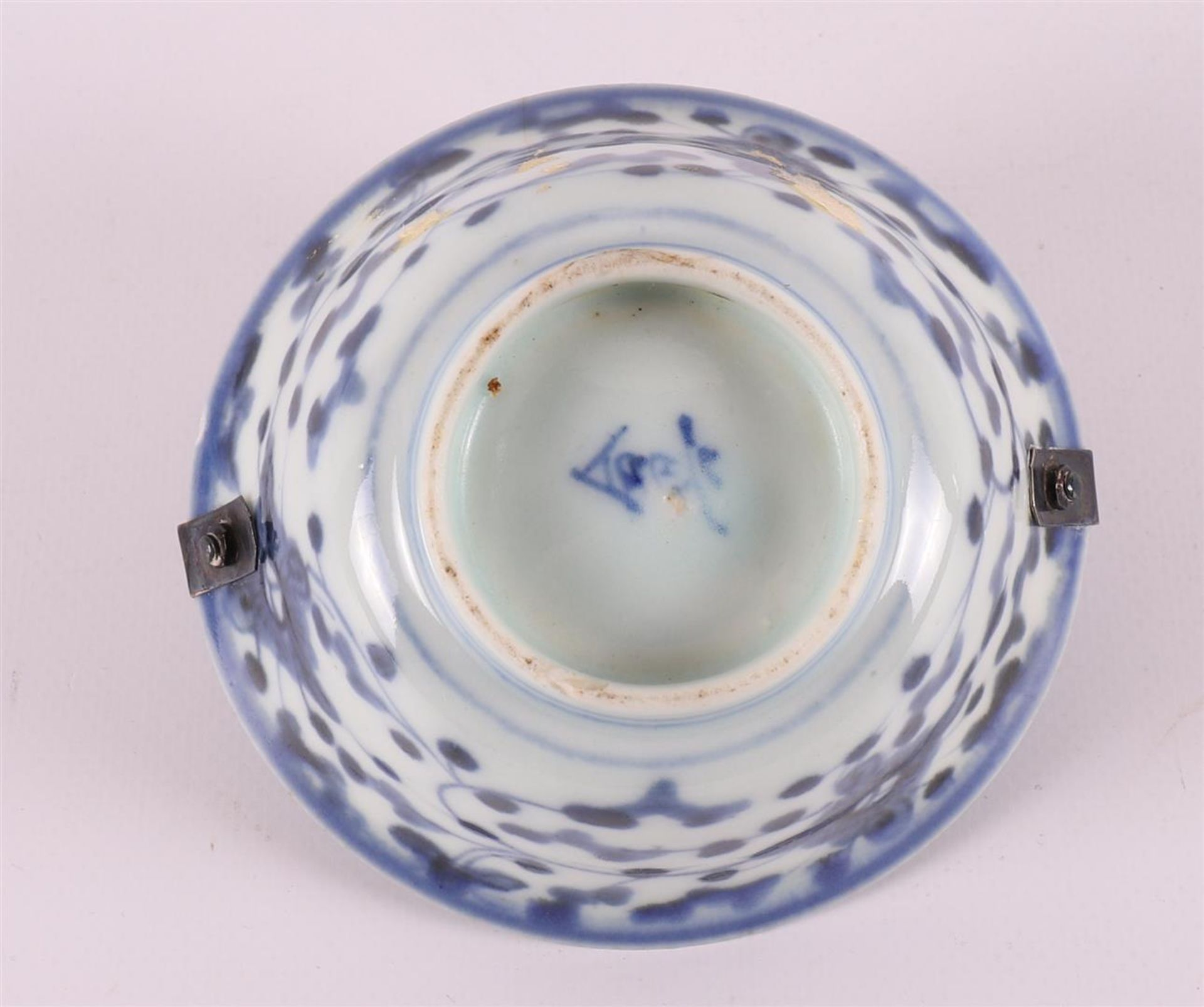 A rectangular blue/white porcelain assiette, China, Qianlong 18th century. - Image 9 of 12