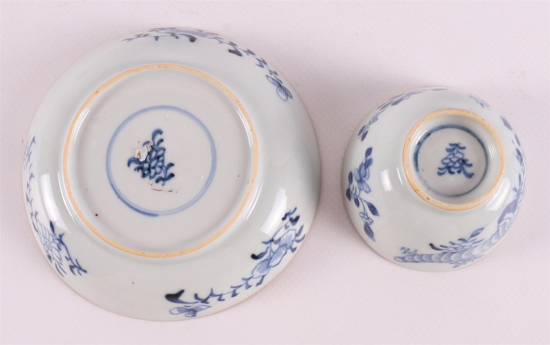A lot of various blue/white porcelain cups and saucers, China, including Qianlon - Image 17 of 21