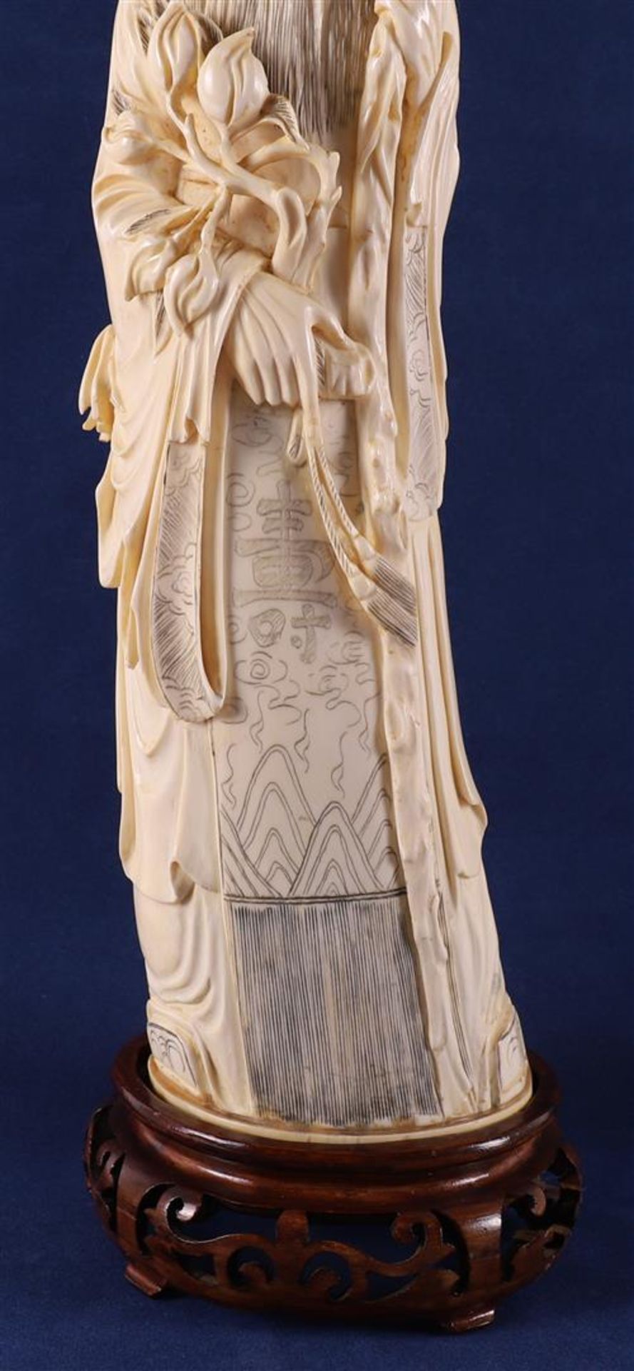 A carved ivory Shou Lao, China, Guangxu (1875-1908), around 1900. - Image 3 of 9