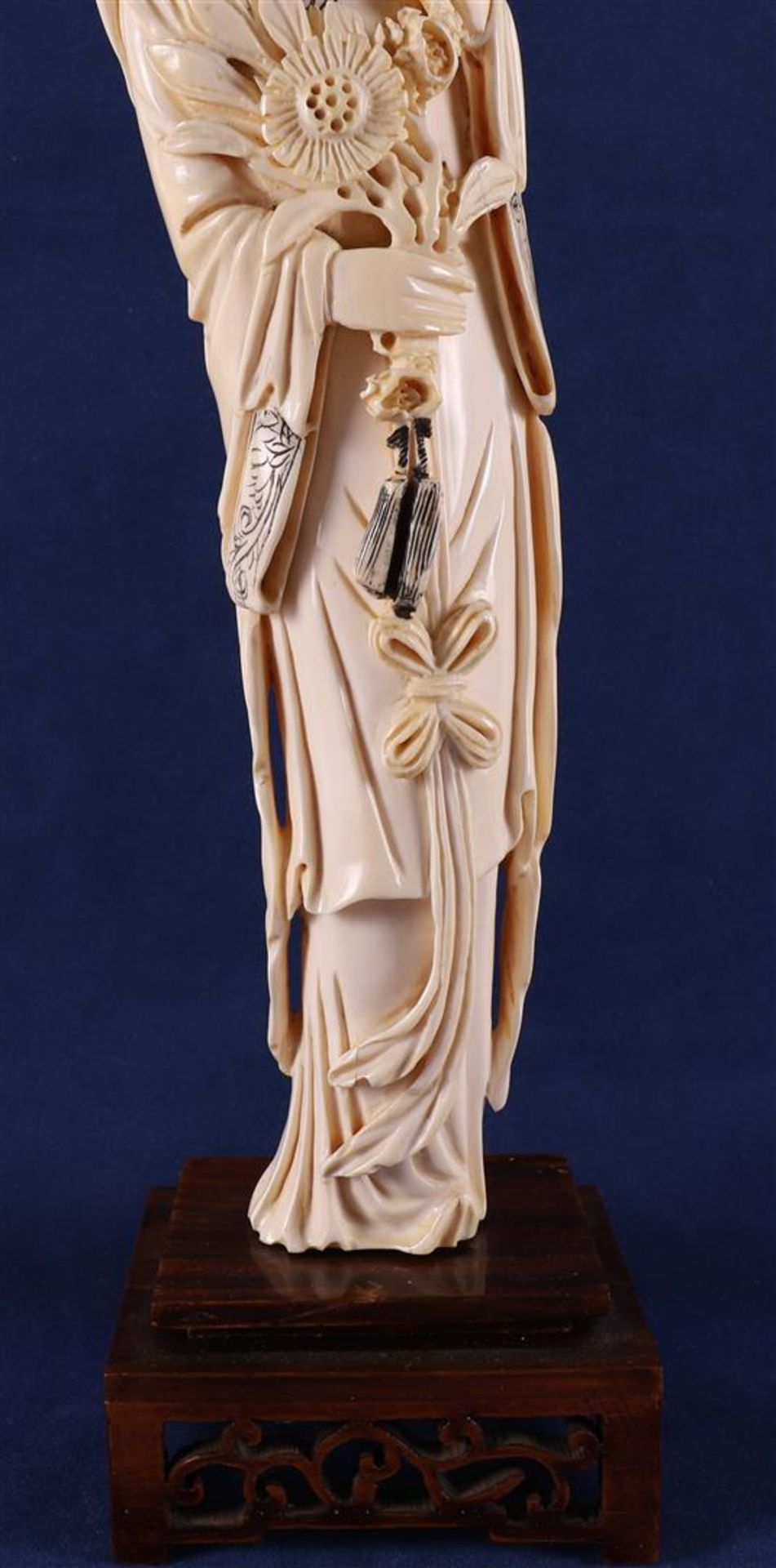 A carved ivory Guanyin, so-called immortal 'He Xiangu', China, Guanxu - Image 3 of 6