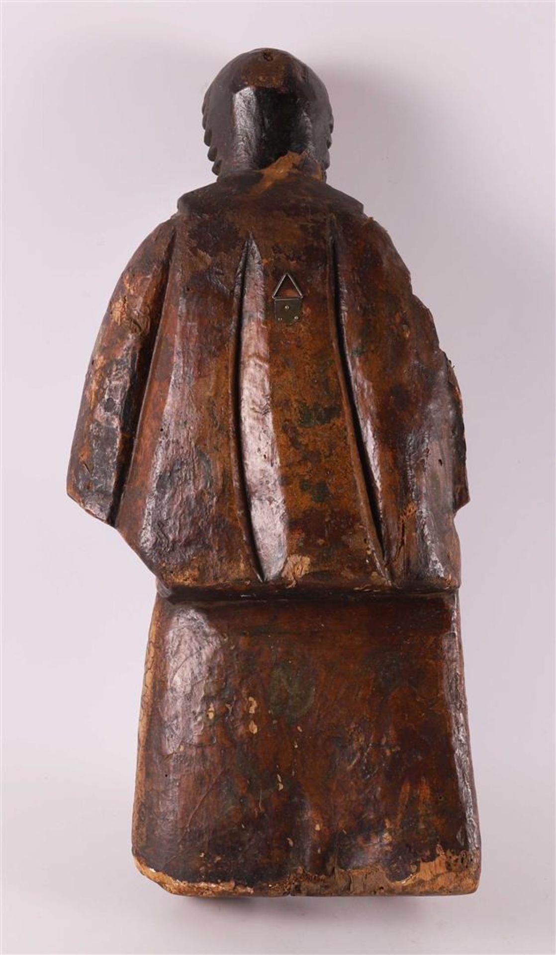 A carved wooden seated apostle with traces of polychromy, 18th century - Image 4 of 4
