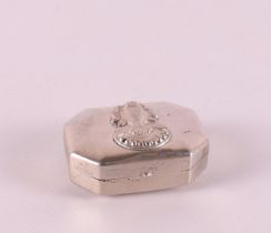 A second grade 835/1000 silver pill box, Dutch, 1st half 19th century.