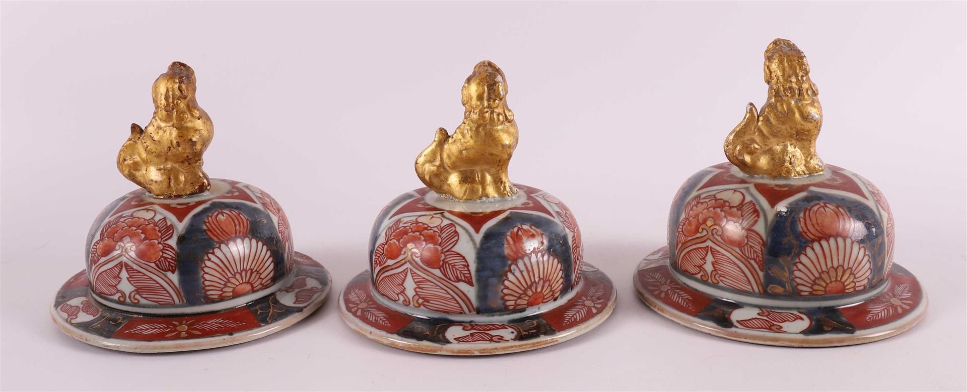 A five-piece porcelain Imari cabinet set, Japan, Edo, around 1700. - Image 10 of 20