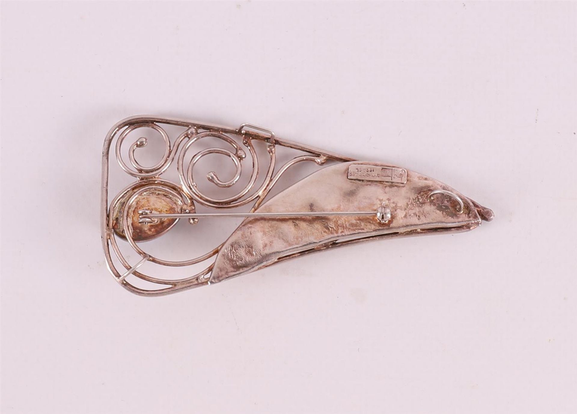 A silver designer brooch, set with faceted hematite, Avi Stoffer, Israel - Bild 2 aus 2