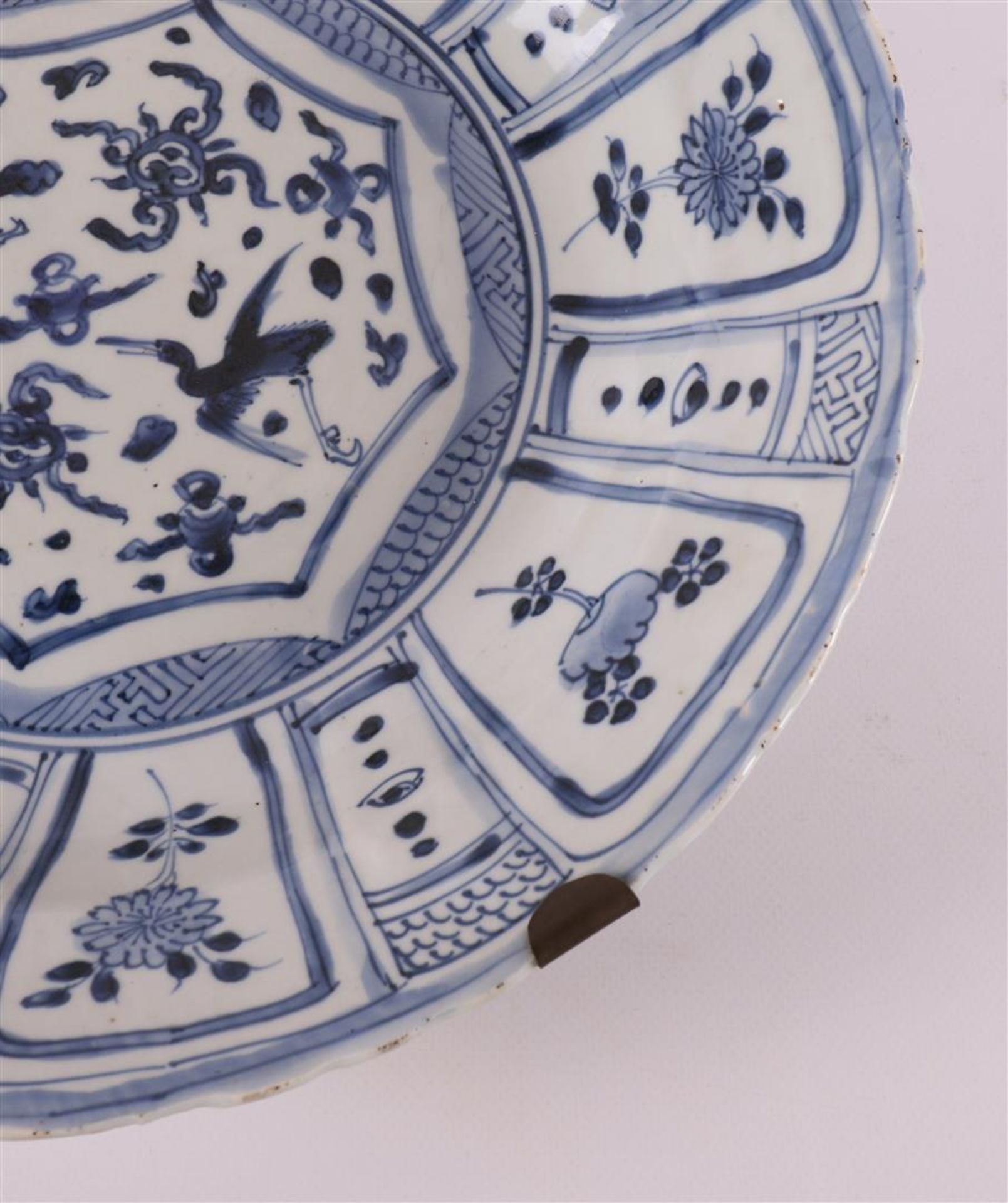 A kraak porcelain dish, China, Wanli, Ming dynasty, around 1600. - Image 4 of 10