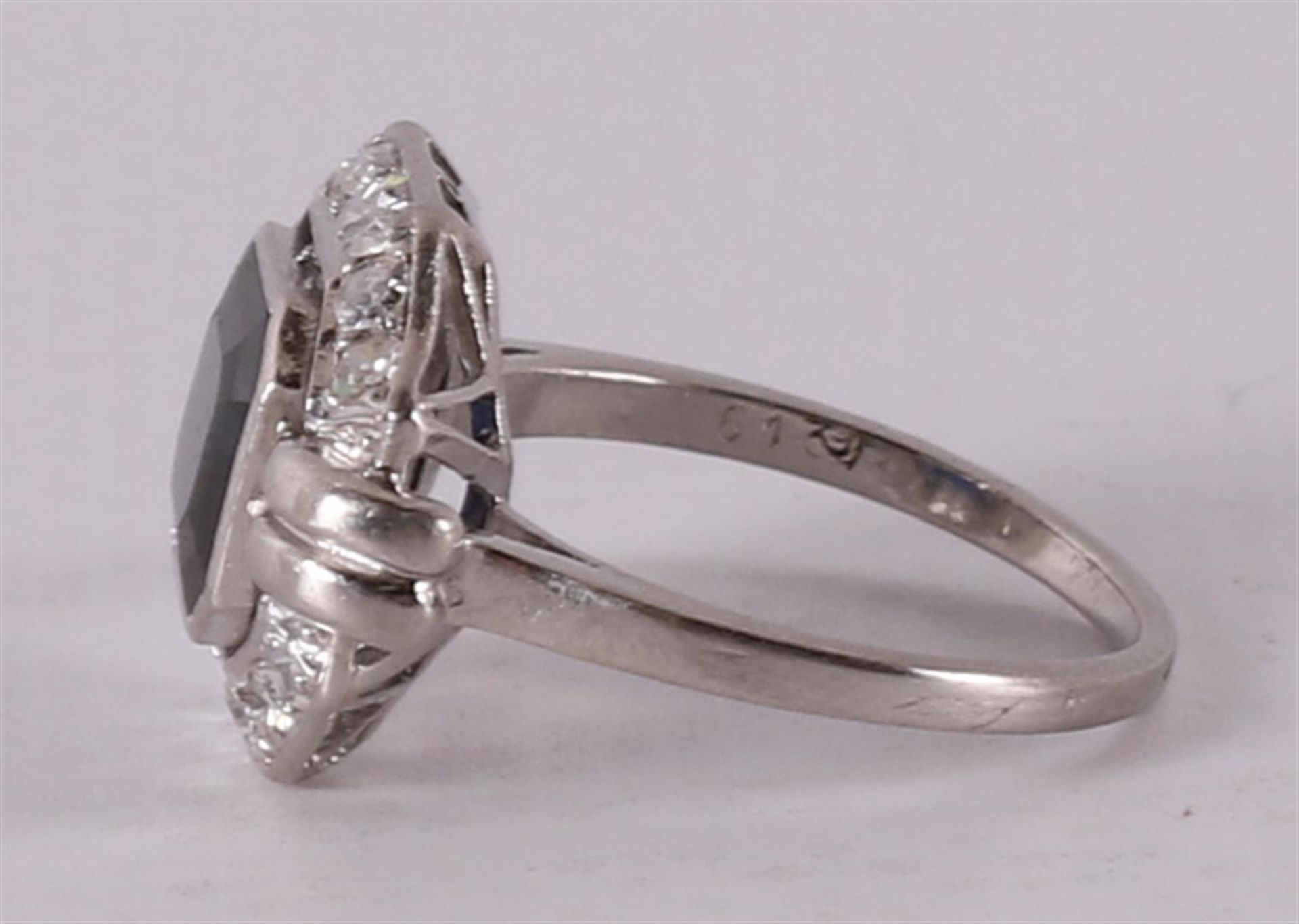 A platinum Art Deco ring with a facet cut blue sapphire and 14 diamonds. - Bild 2 aus 2