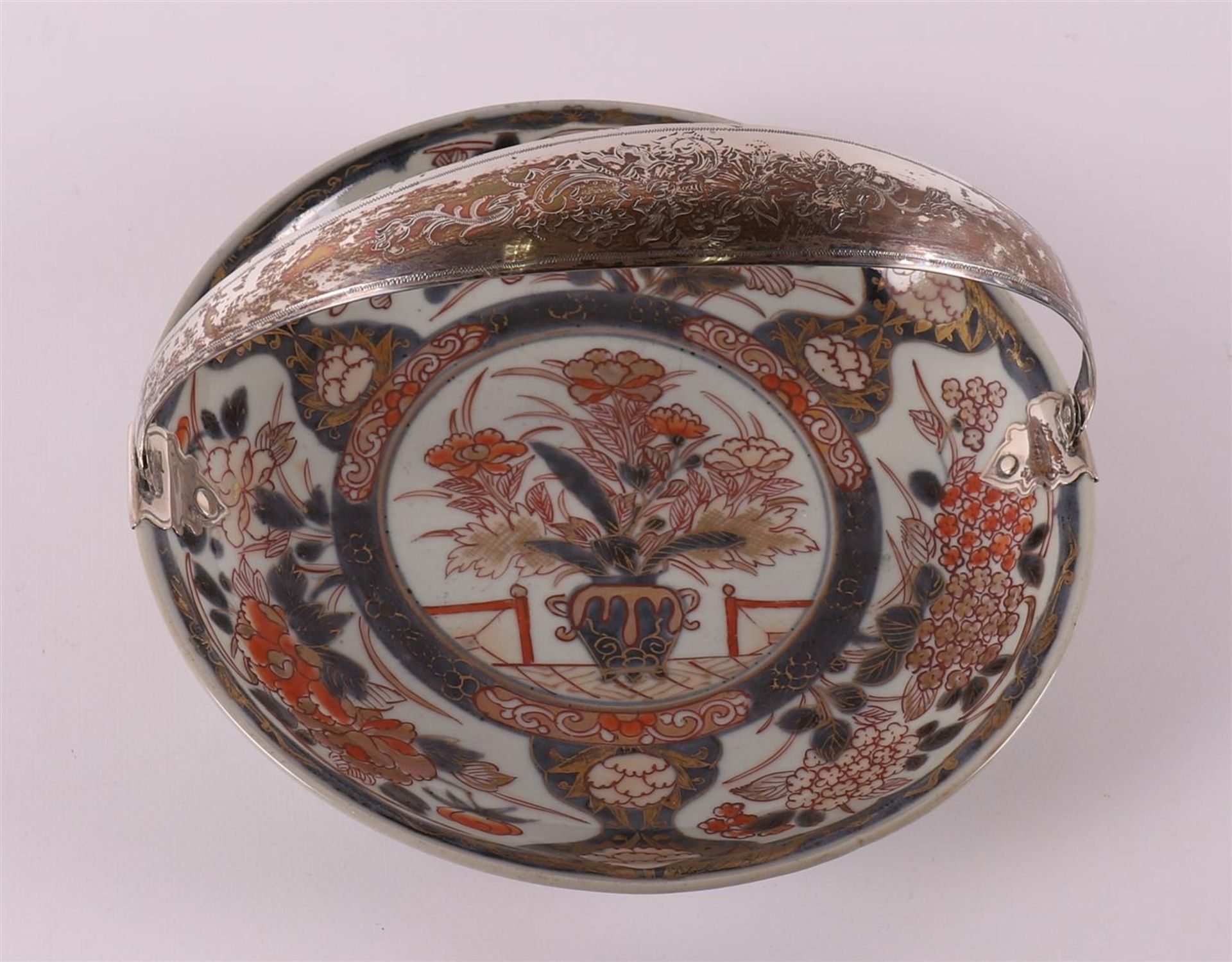 A porcelain Japanese Imari plate with silver handle, Japan, Edo, around 1700.