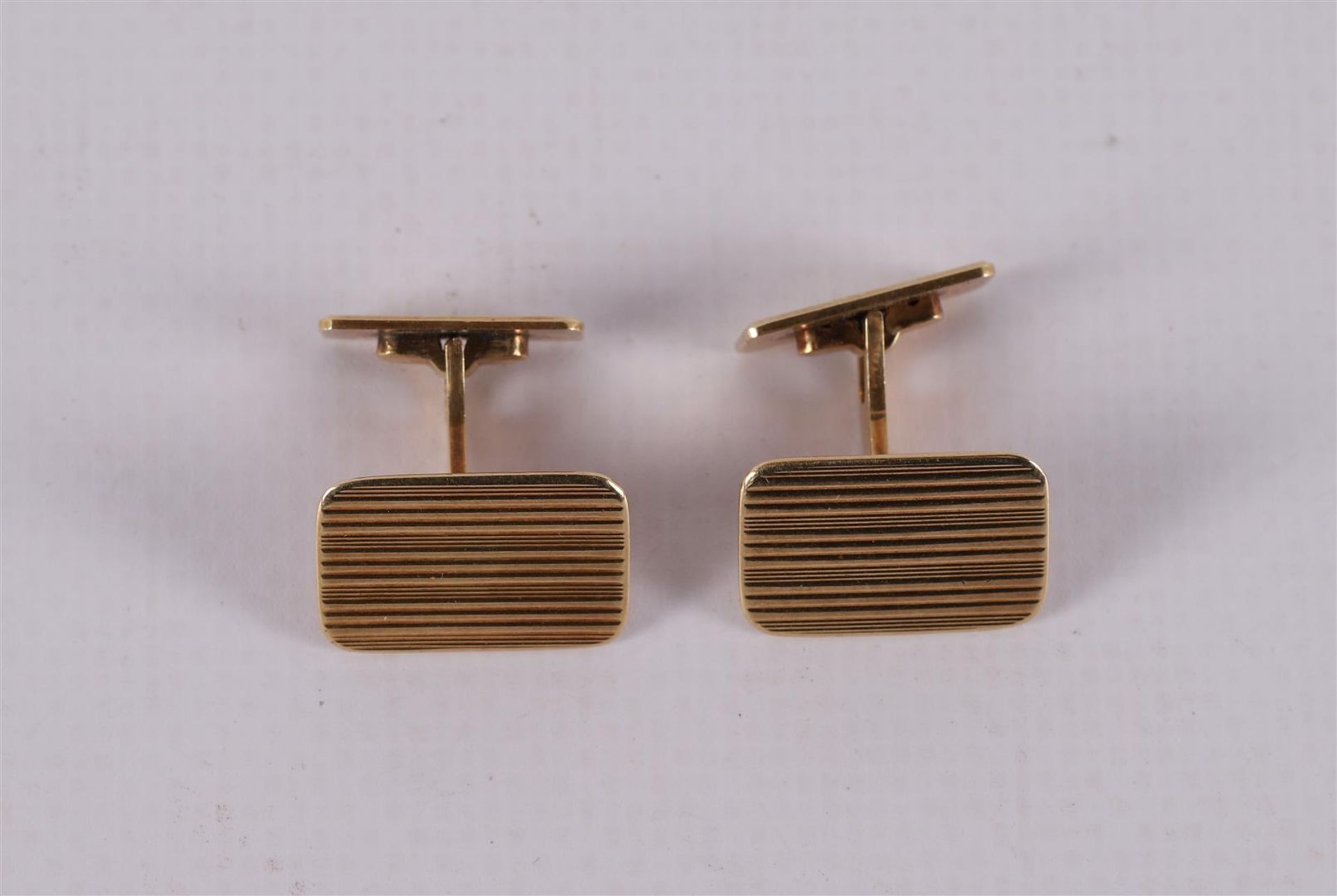 A pair of 14 kt 585/1000 yellow gold fluted cufflinks. - Bild 2 aus 3